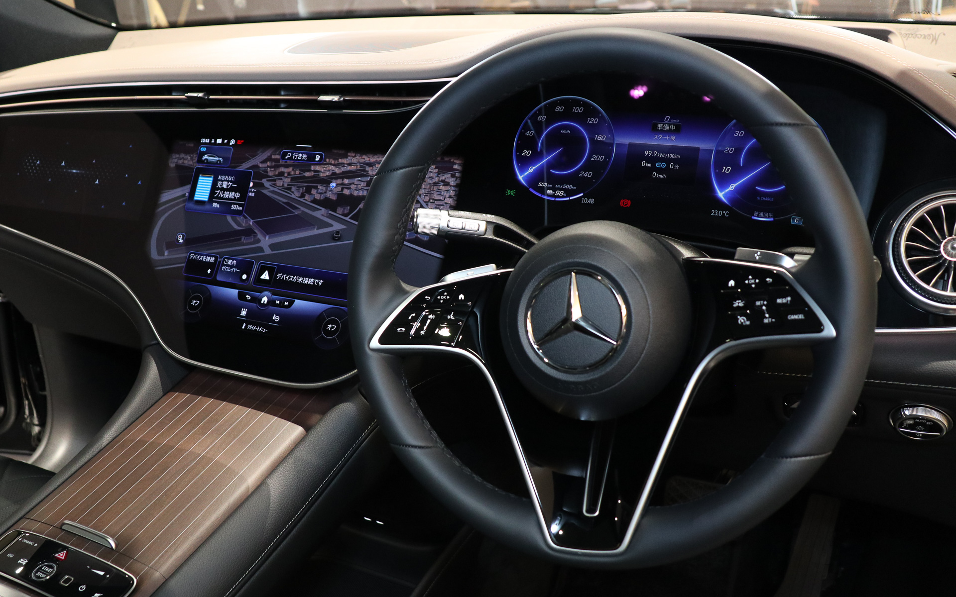 EQS SUVのインパネ。フルデジタルタイプのメーターパネルやセンターコンソールなどがシームレスでフラットに連続している