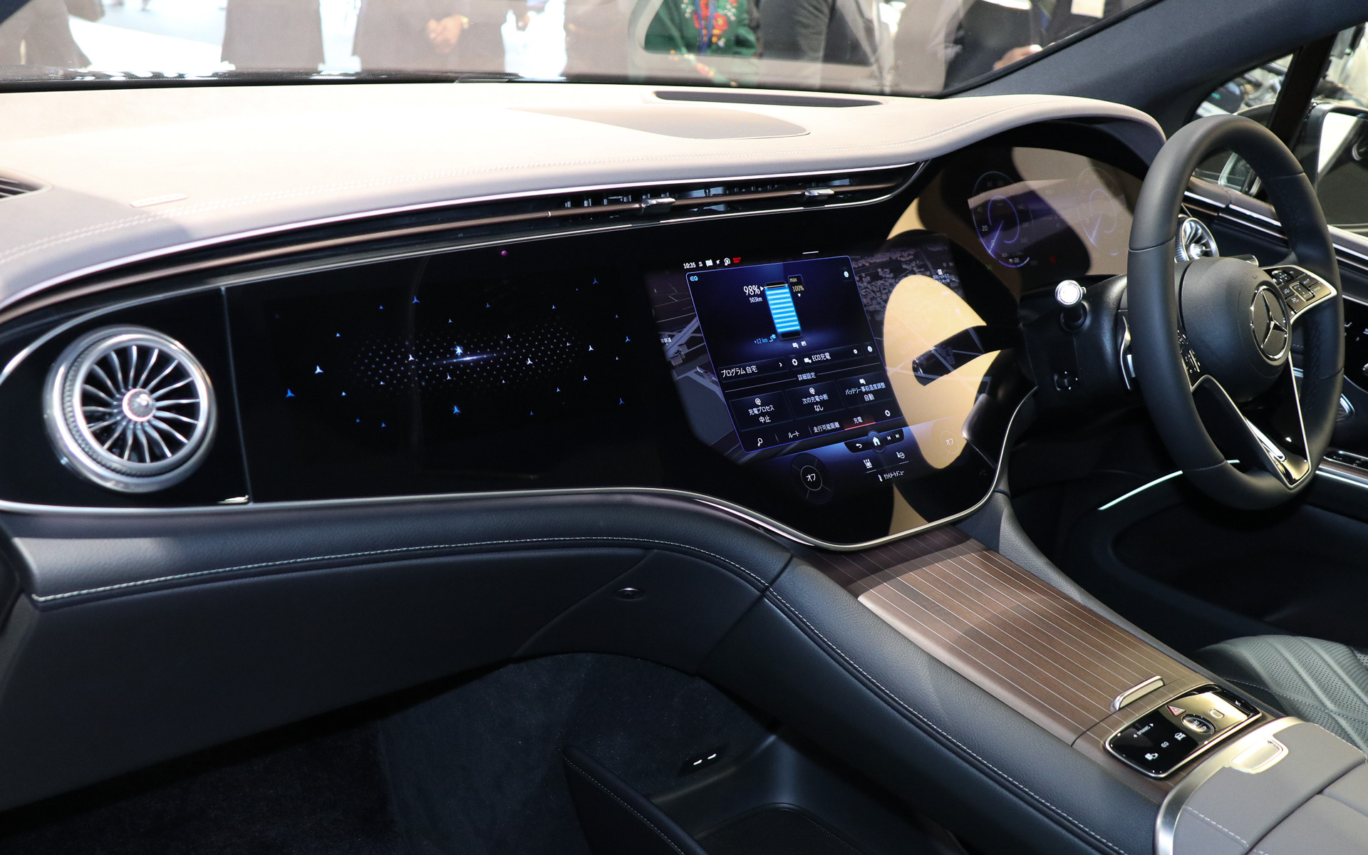 EQS SUVのインパネ。フルデジタルタイプのメーターパネルやセンターコンソールなどがシームレスでフラットに連続している
