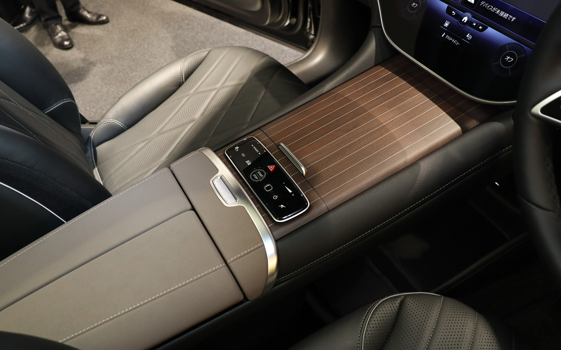 センターコンソールには前後の収納スペースのほか、システムのスタートスイッチなどをレイアウト