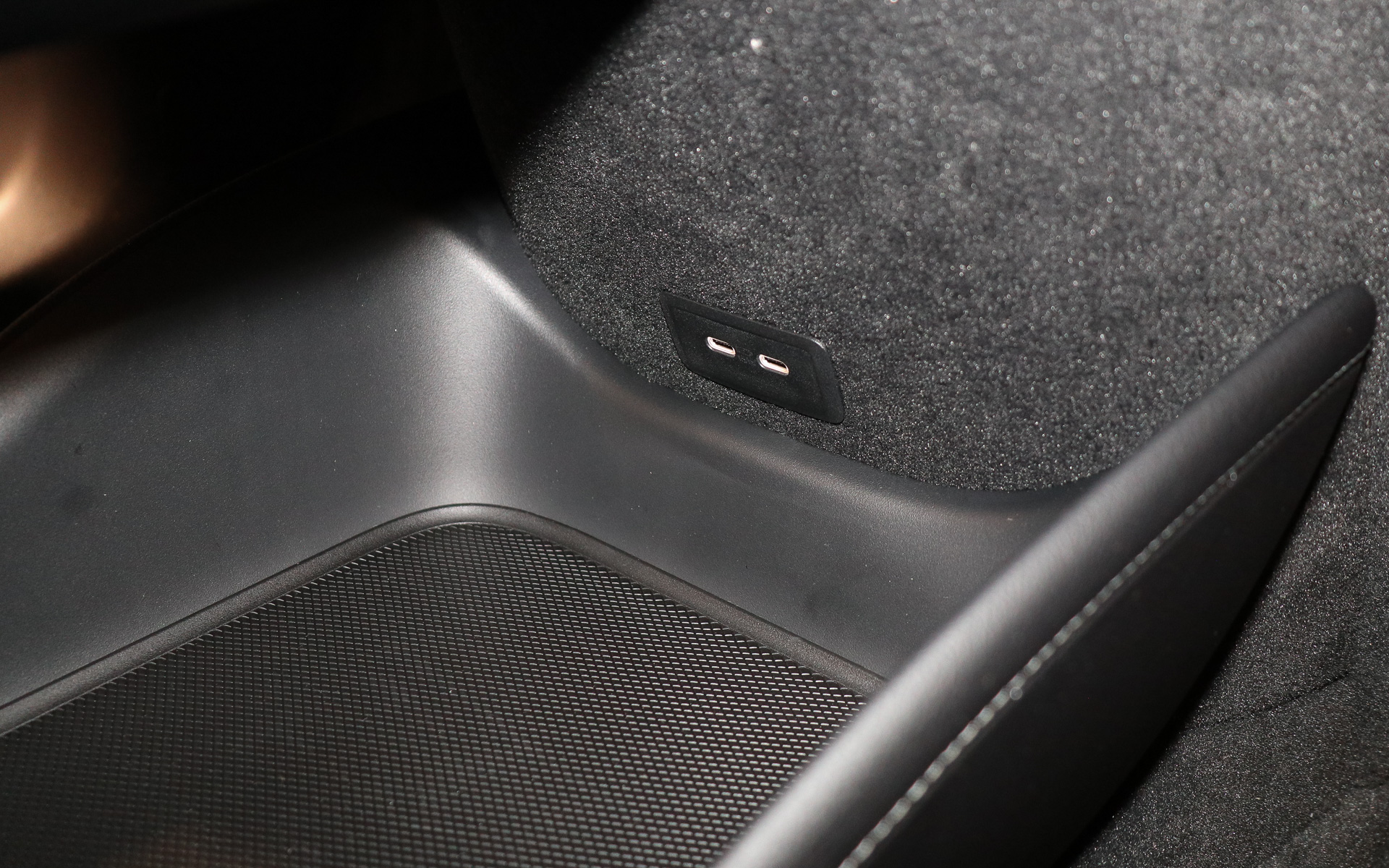 センターコンソール下のオープンスペースにUSB タイプCと思われるポートが設定されている