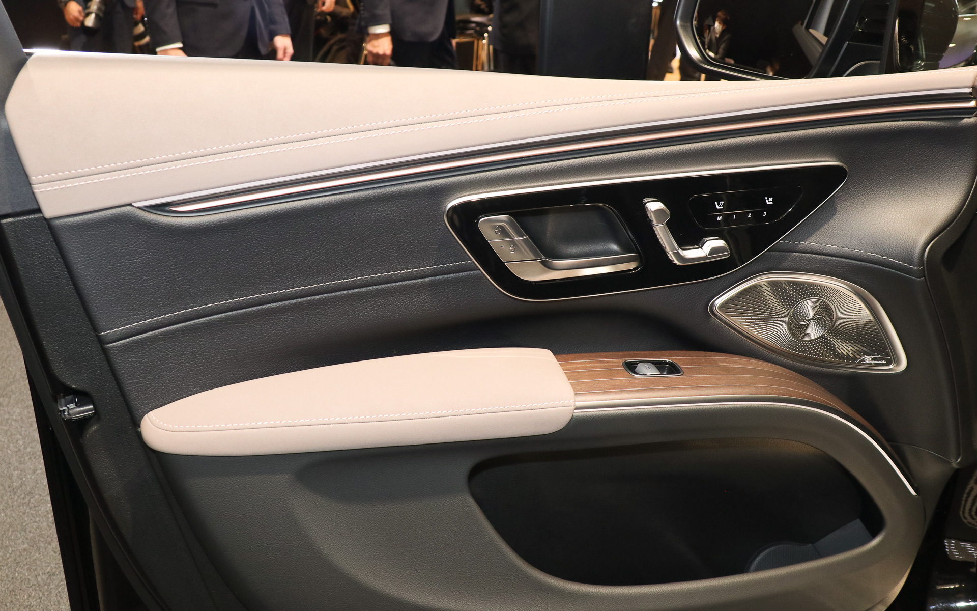 EQS SUVのドアトリム