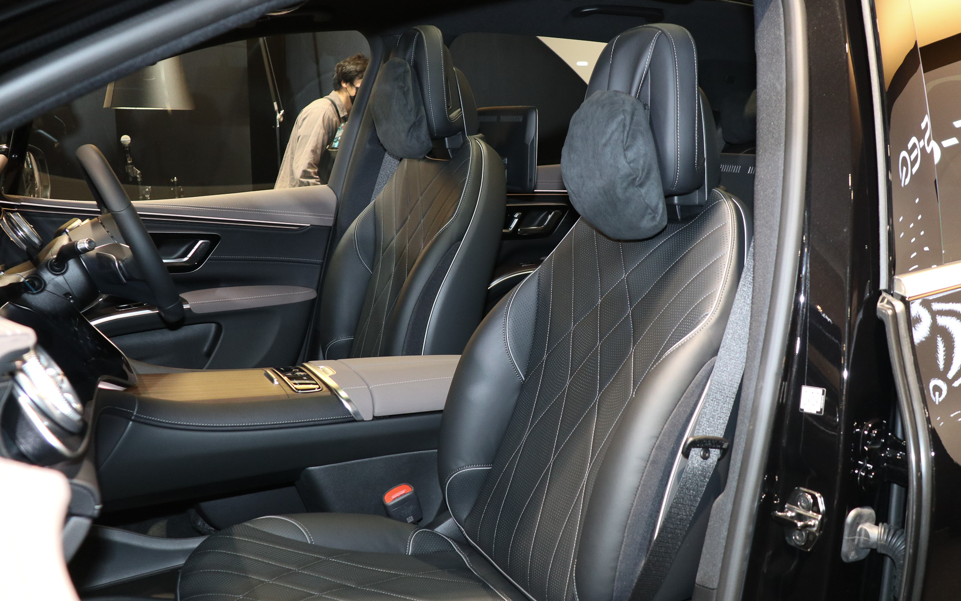 有機的なステッチが施されるレザーシートを採用。フロントシートの背面に大型ディスプレイを配置する