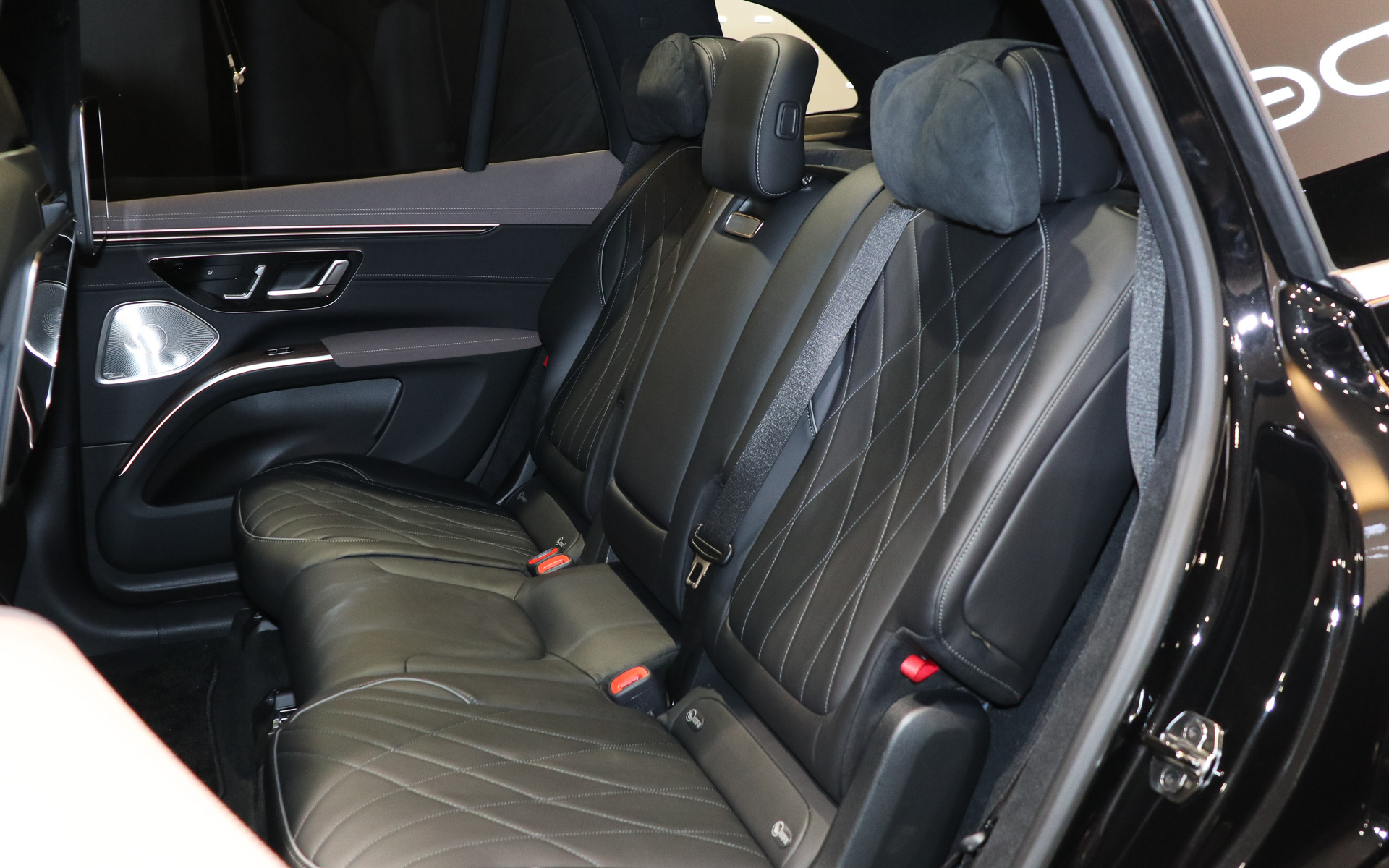 有機的なステッチが施されるレザーシートを採用。フロントシートの背面に大型ディスプレイを配置する