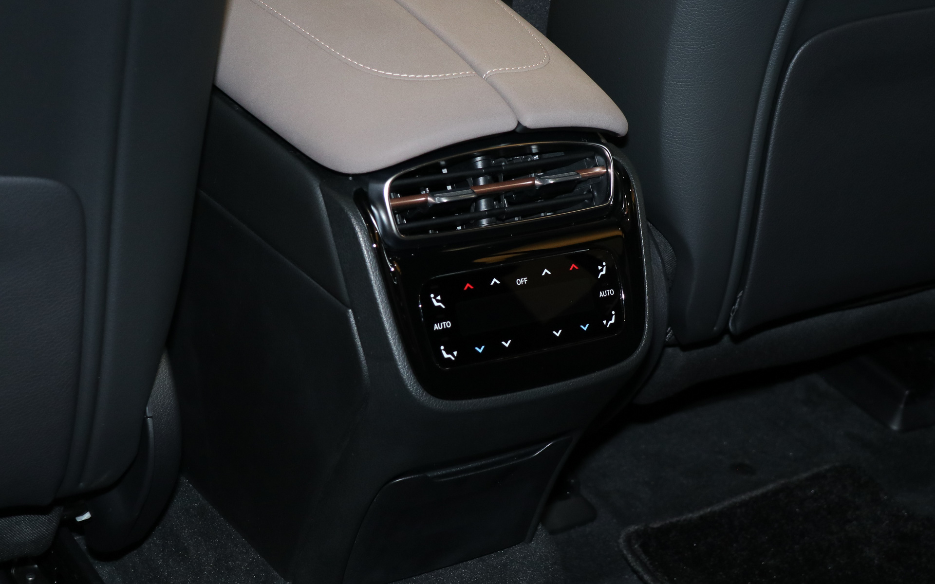 センターコンソール後方にエアコンの操作パネルと吹き出し口を設定