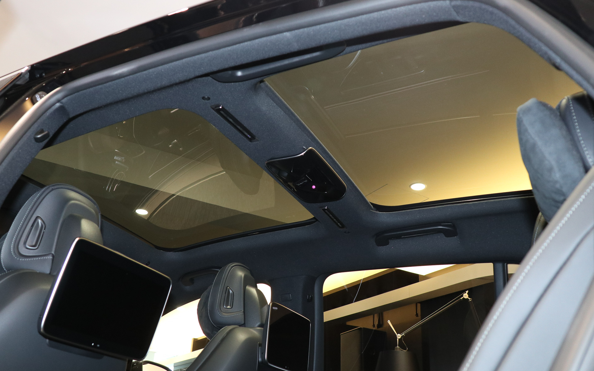 大型のガラスルーフを備えている