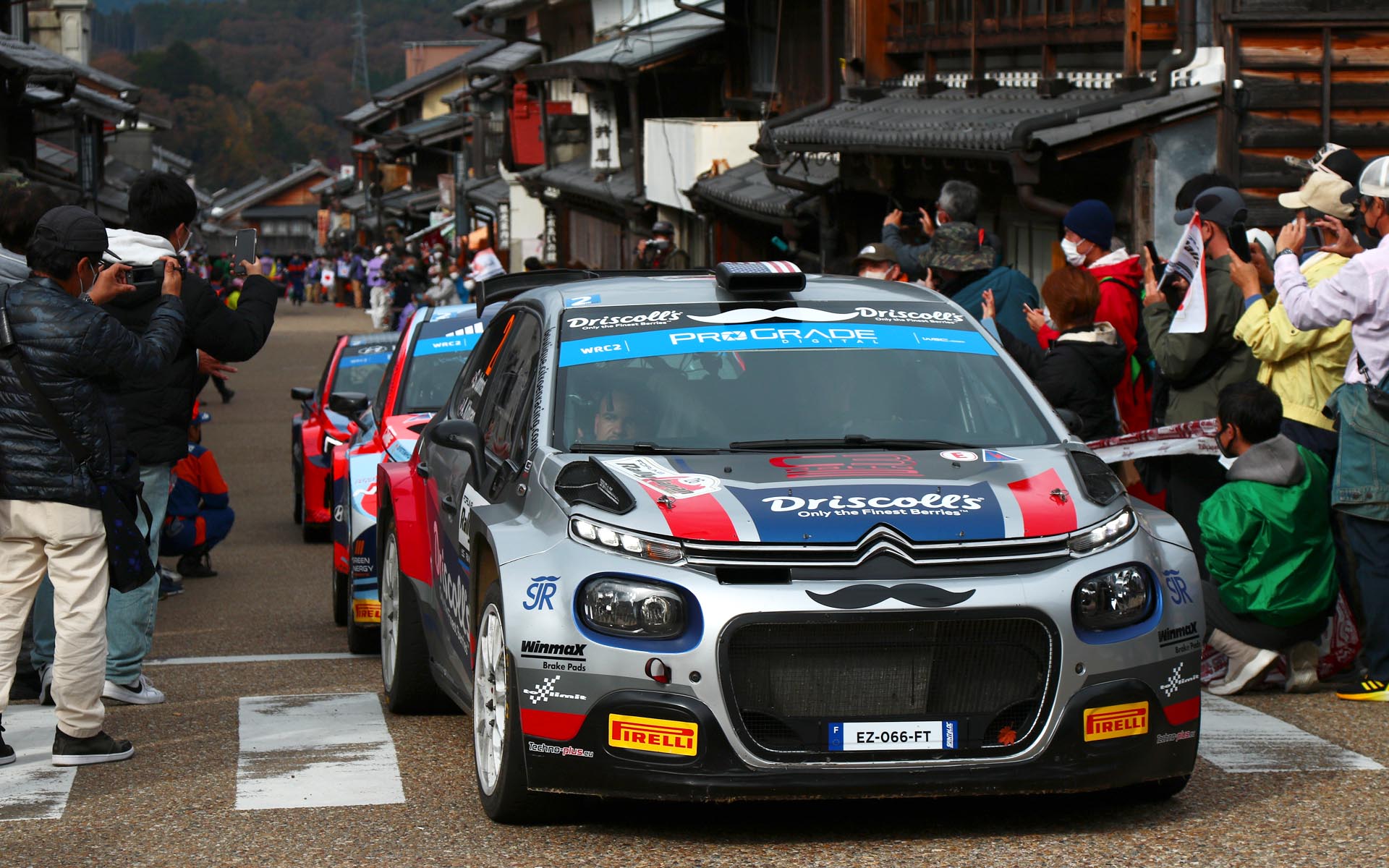 ラリージャパンを走るWRC2マシン。フロントウィンドウにはプログレードデジタルの文字が。プログレードデジタルはWRCをサポートしている