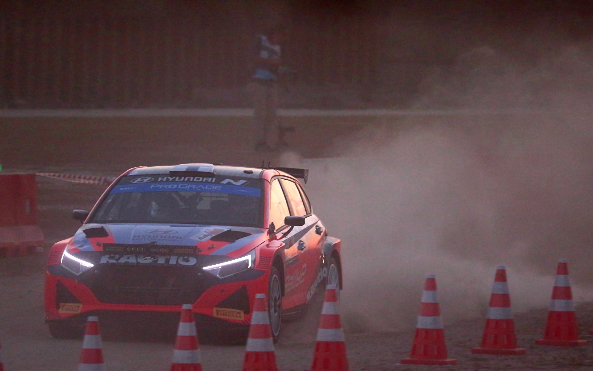 マシンによっては砂埃でマシンが見づらく、車内も過酷な環境になると思われる