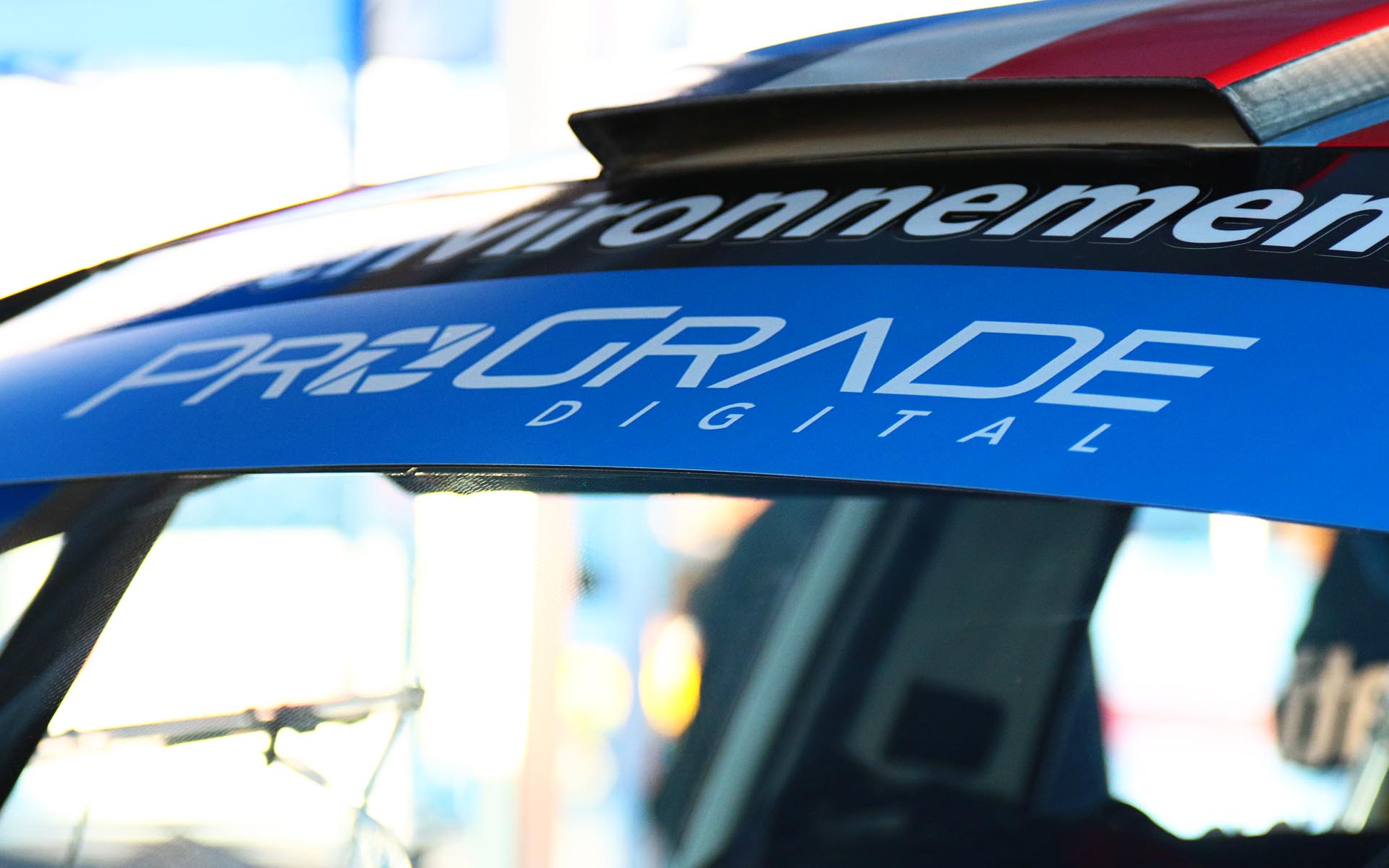 フロントウィンドウに掲出されるプログレードデジタルのロゴ