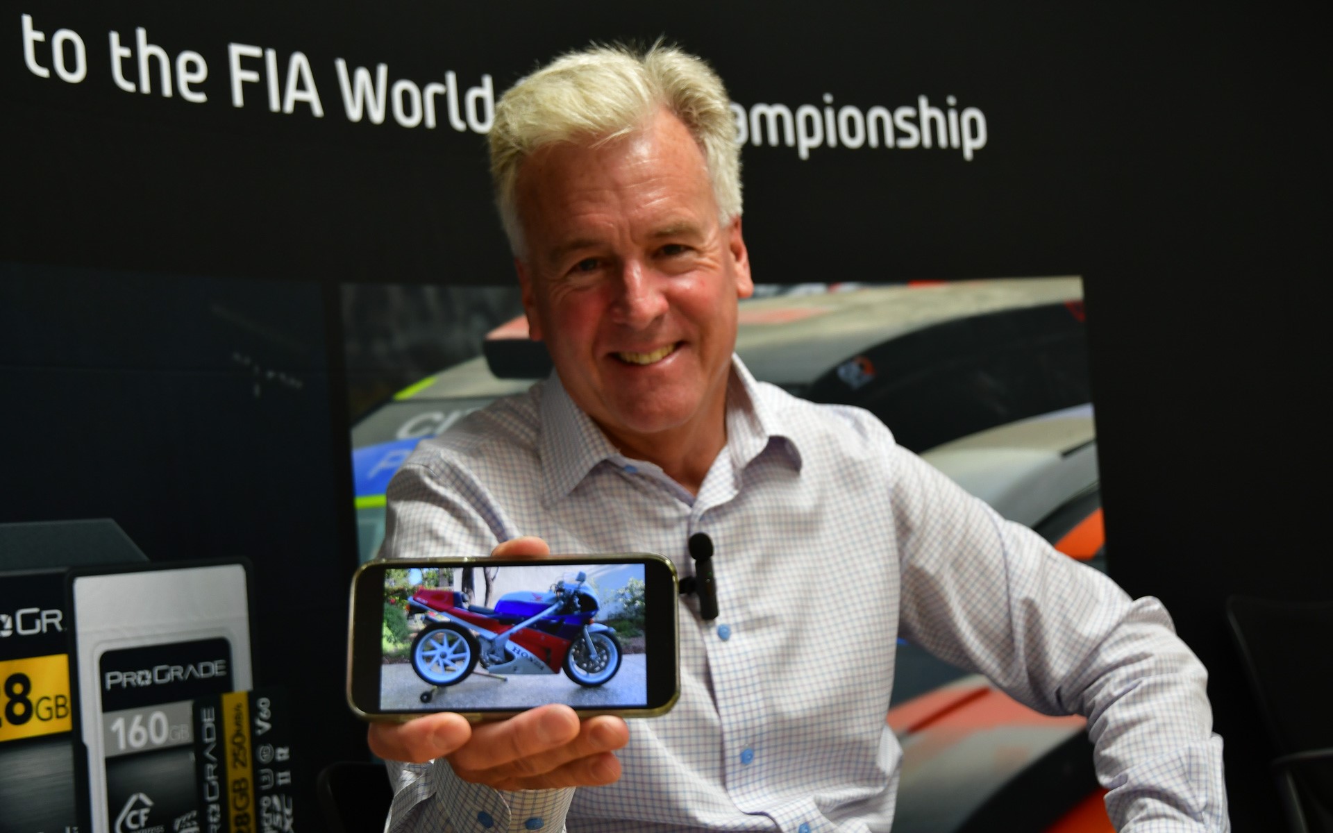 自身もクルマ・オートバイ好きなプログレードデジタル ウェス・ブリュワーCEO。いくつかのコレクションの中から愛車の写真（ホンダ VFR750R［RC30］）を見せていただいた