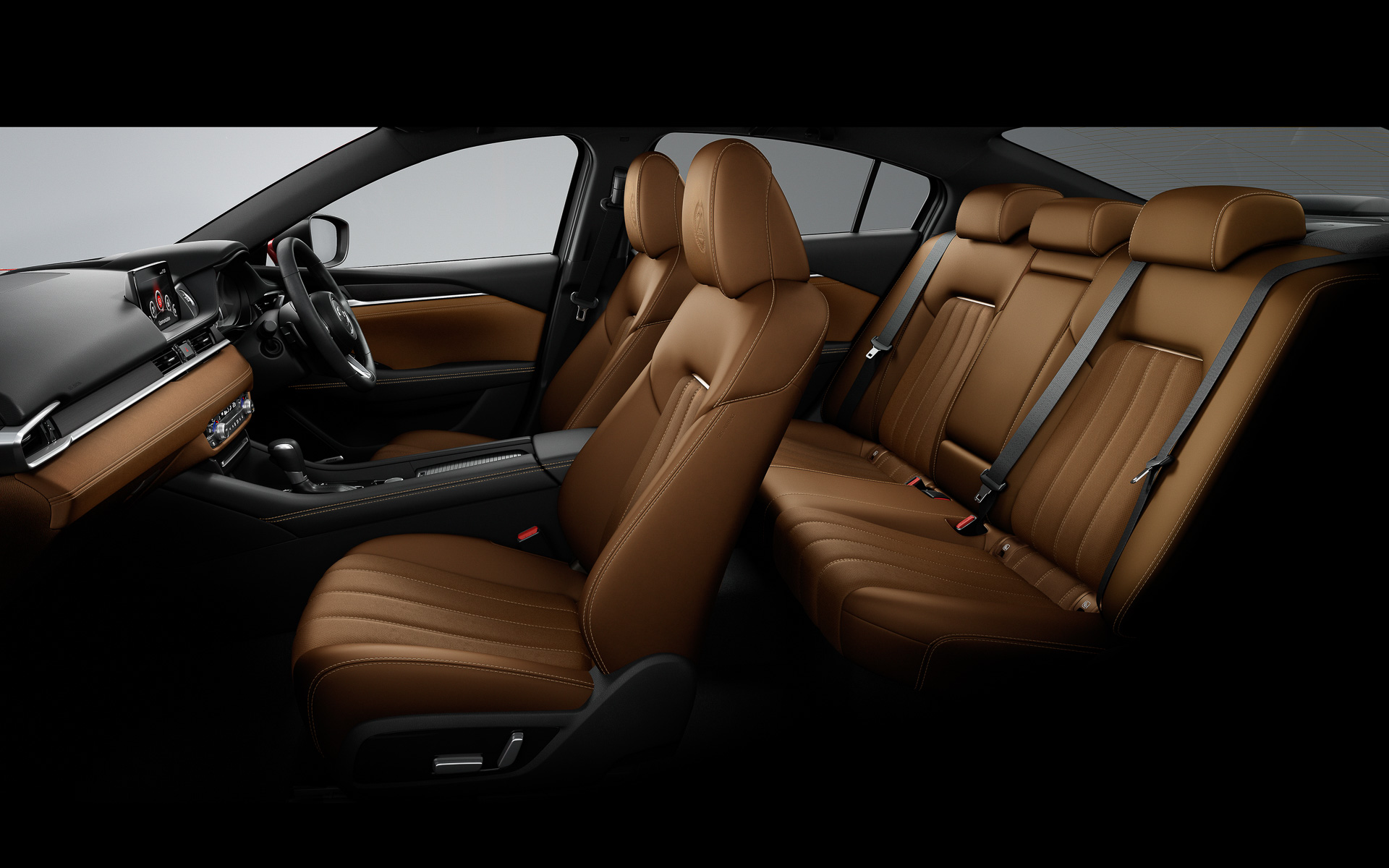 シートはナッパレザー/レガーヌでカラーはタン。インパネはマットブラウンヘアライン加飾となる