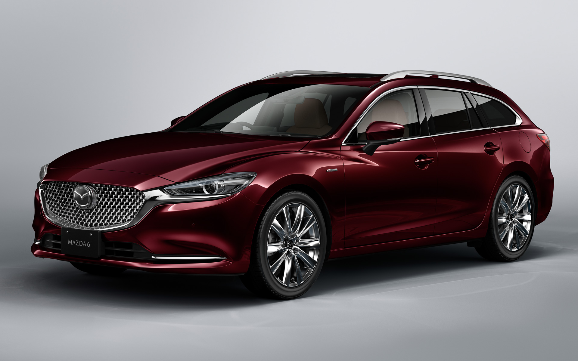 特別仕様車「MAZDA6 20th Anniversary Edition」（ワゴン）。ワゴンのボディサイズは4805×1840×1480mm（全長×全幅×全高）でホイールベースは2750mm