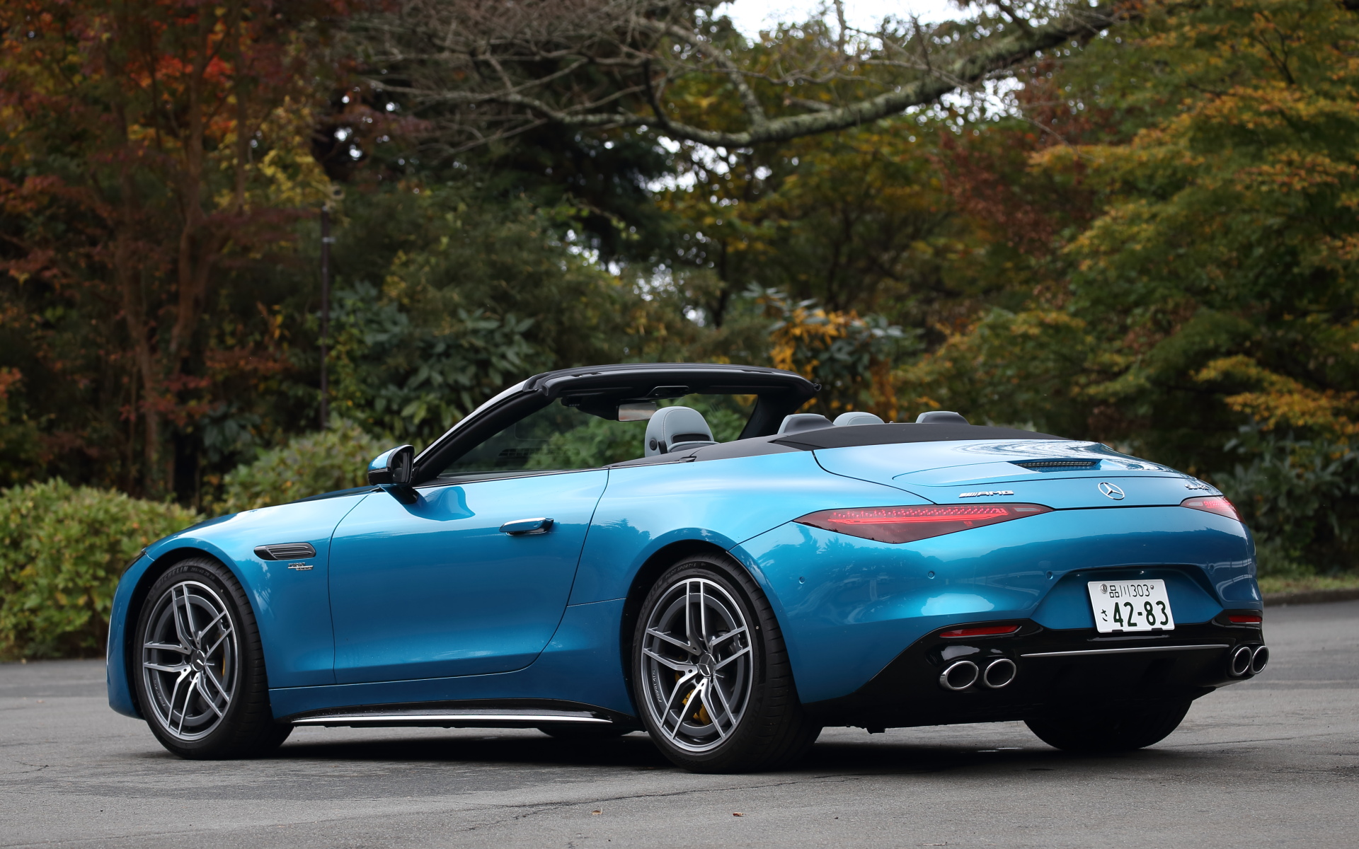 今回試乗したのは10月24日に発売されたラグジュアリーロードスターの新型モデル「メルセデスAMG SL」。新型SLはメルセデスAMGによる完全自社開発モデルとして生まれ変わり、2＋2シートレイアウトの「メルセデス AMG SL 43」（1648万円）を展開する。ボディサイズは4700×1915×1370mm（全長×全幅×全高）、ホイールベースは2700mm