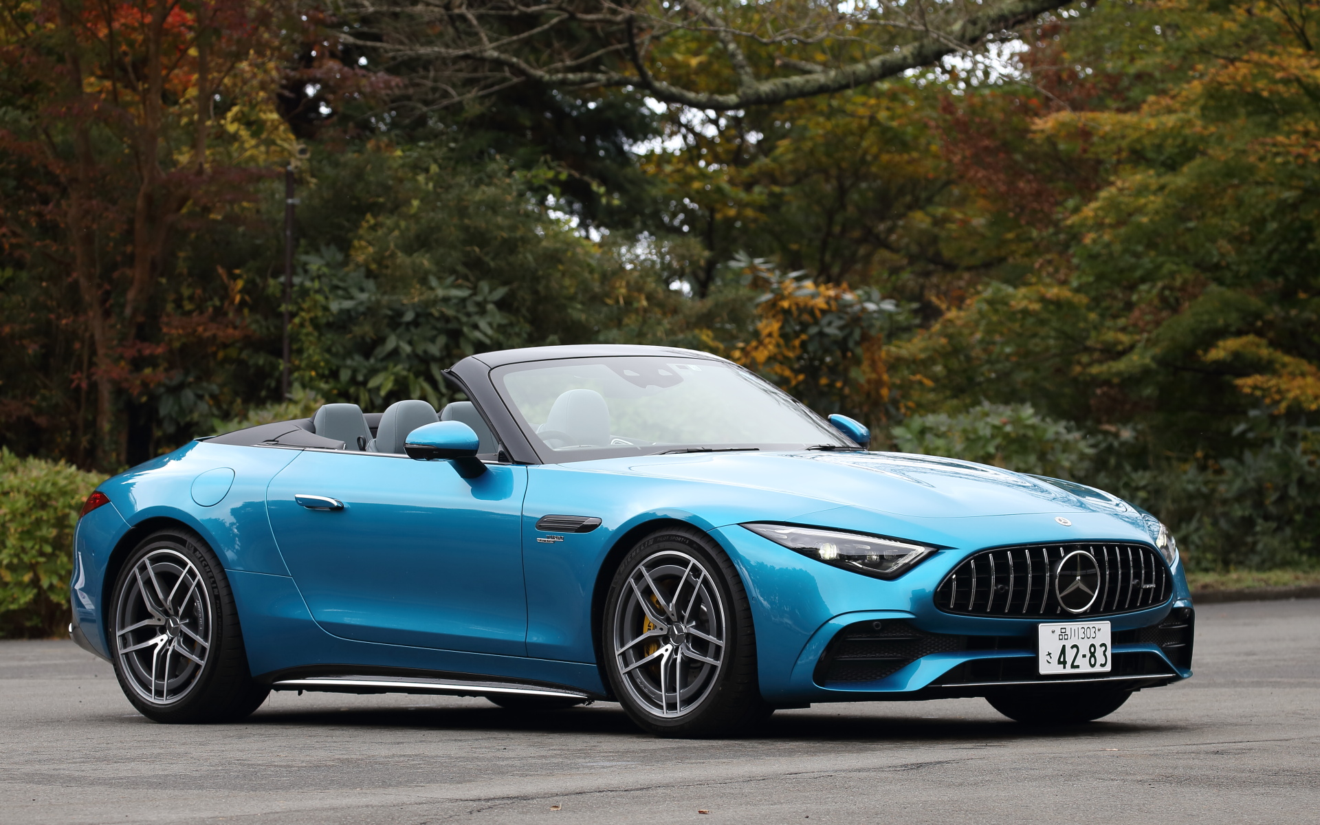 今回試乗したのは10月24日に発売されたラグジュアリーロードスターの新型モデル「メルセデスAMG SL」。新型SLはメルセデスAMGによる完全自社開発モデルとして生まれ変わり、2＋2シートレイアウトの「メルセデス AMG SL 43」（1648万円）を展開する。ボディサイズは4700×1915×1370mm（全長×全幅×全高）、ホイールベースは2700mm