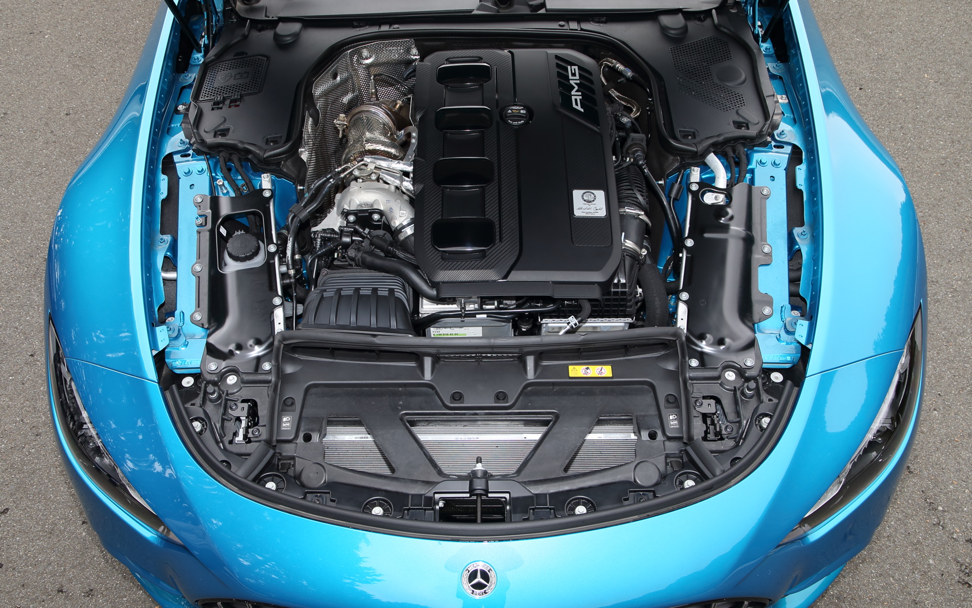 新型SLでは量産車として世界初となる「エレクトリック・エグゾーストガス・ターボチャージャー」を採用した直列4気筒2.0リッターターボ「M139」型エンジンを搭載。エレクトリック・エグゾーストガス・ターボチャージャーの電気モーターは厚さ約4cmで排気側のタービンホイールと吸気側のコンプレッサーホイールの間のターボチャージャーの軸に直接一体化される。このモーターが電子制御でターボチャージャーの軸を直接駆動し、コンプレッサーホイールを加速。この加速はコンプレッサーホイールが通常のターボチャージャーと同じく、排気の流れによって駆動されるようになるまで行なわれるという。エンジンの最高出力は280kW（381PS）/6750rpm、最大トルクは480Nm（48.9kgfm）/3250-5000rpmを発生し、WLTCモード燃費は10.8km/L。0-100km/h加速は4.9秒、最高速は275km/h