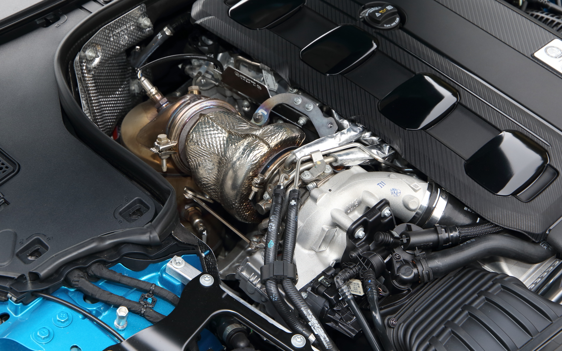 新型SLでは量産車として世界初となる「エレクトリック・エグゾーストガス・ターボチャージャー」を採用した直列4気筒2.0リッターターボ「M139」型エンジンを搭載。エレクトリック・エグゾーストガス・ターボチャージャーの電気モーターは厚さ約4cmで排気側のタービンホイールと吸気側のコンプレッサーホイールの間のターボチャージャーの軸に直接一体化される。このモーターが電子制御でターボチャージャーの軸を直接駆動し、コンプレッサーホイールを加速。この加速はコンプレッサーホイールが通常のターボチャージャーと同じく、排気の流れによって駆動されるようになるまで行なわれるという。エンジンの最高出力は280kW（381PS）/6750rpm、最大トルクは480Nm（48.9kgfm）/3250-5000rpmを発生し、WLTCモード燃費は10.8km/L。0-100km/h加速は4.9秒、最高速は275km/h