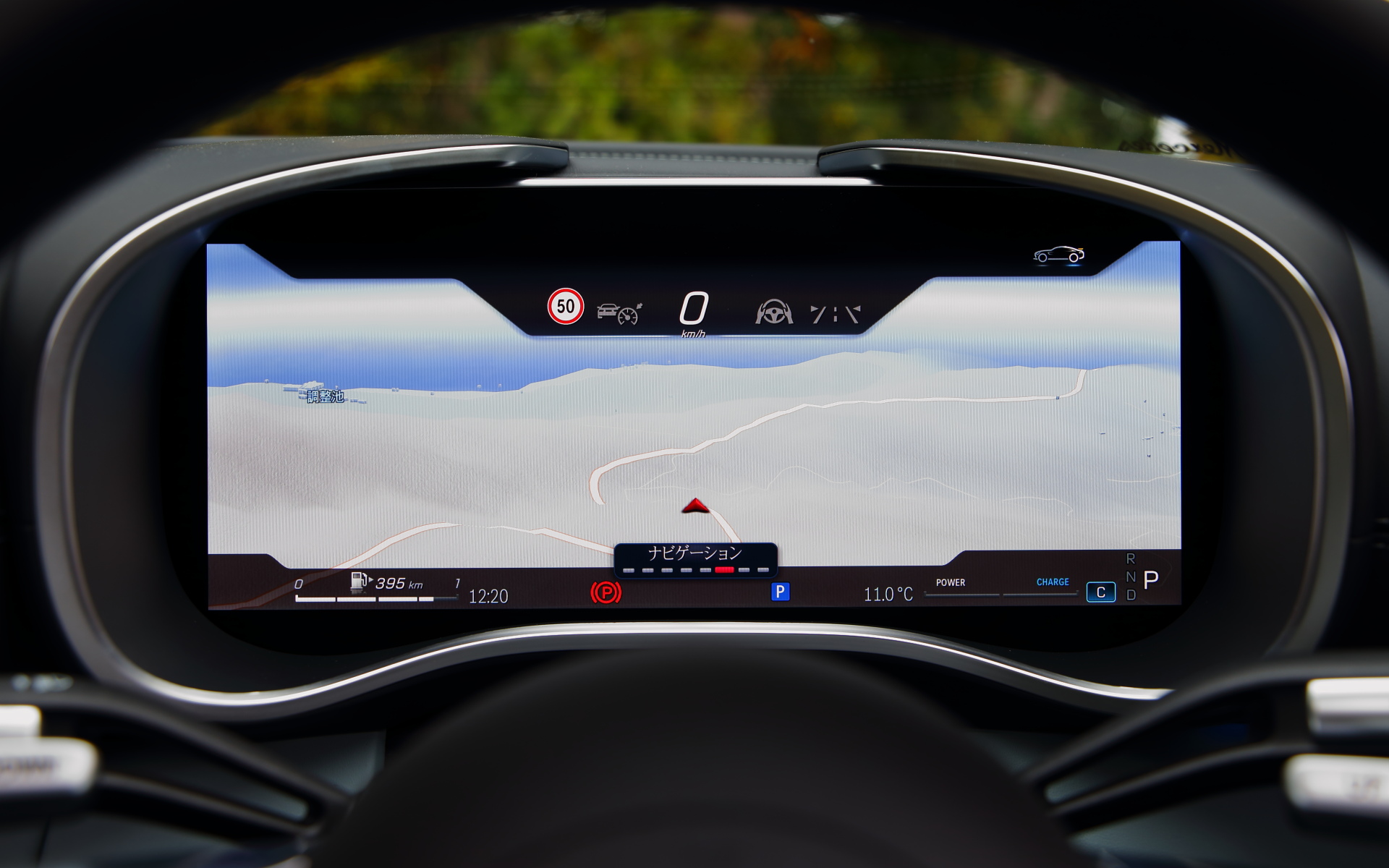 インテリアは「R129（1989年～2001年）」以来となる2＋2シートレイアウトが復活。100％デジタルのコックピットディスプレイを立体的なバイザーにぴったりとはめ込むなど、アナログ的幾何学フォルムとデジタル技術を融合した「ハイパーアナログ」と呼ばれるデザインを採用。センターコンソールに配置した角度調整式メディアディスプレイにいたるまで、ドライバー重視のデザインとし、300 SLのデザインをオマージュしながらもラグジュアリーで快適な空間を両立したという。なお、リアシートは身長150cmまでと制限がある