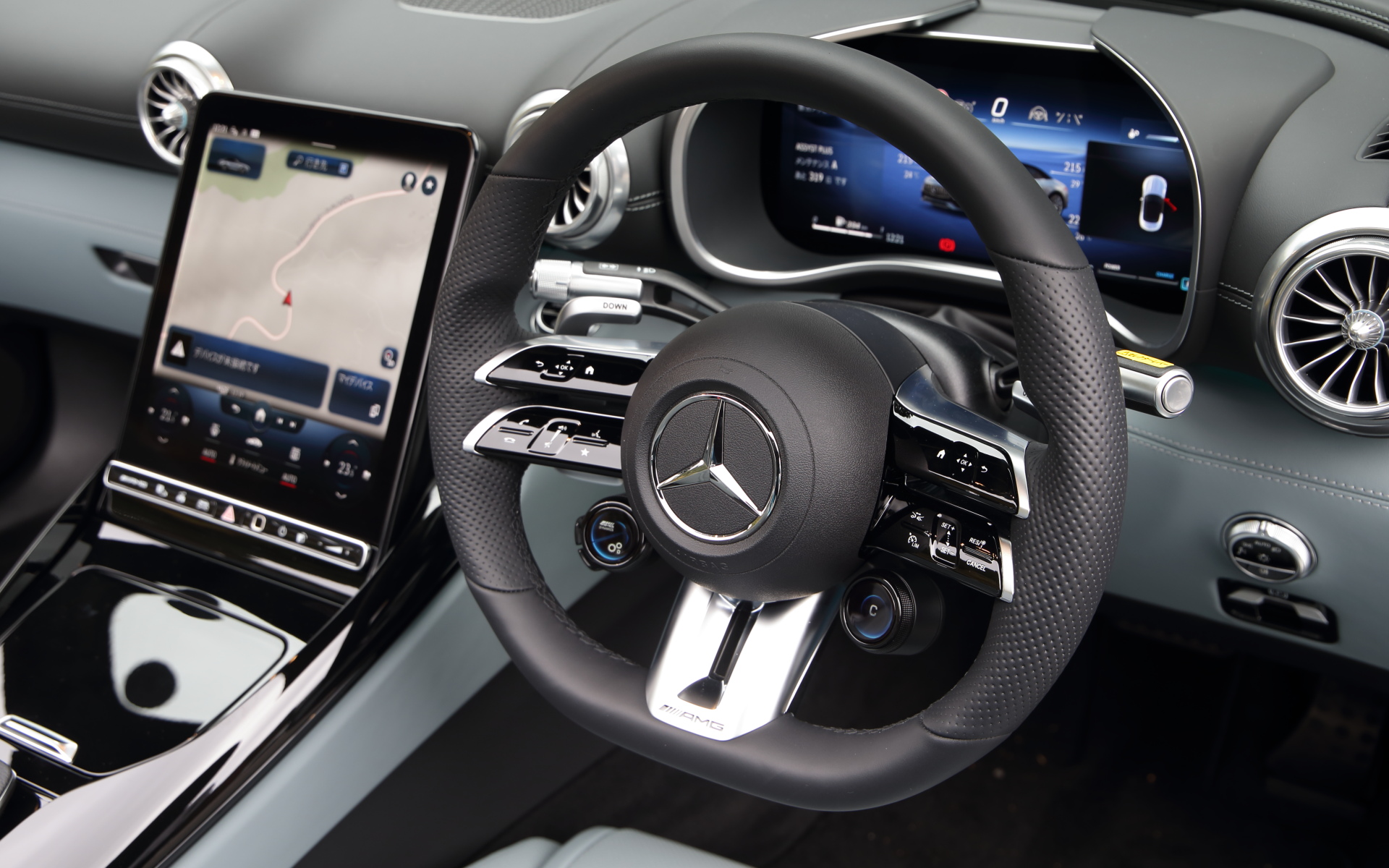 インテリアは「R129（1989年～2001年）」以来となる2＋2シートレイアウトが復活。100％デジタルのコックピットディスプレイを立体的なバイザーにぴったりとはめ込むなど、アナログ的幾何学フォルムとデジタル技術を融合した「ハイパーアナログ」と呼ばれるデザインを採用。センターコンソールに配置した角度調整式メディアディスプレイにいたるまで、ドライバー重視のデザインとし、300 SLのデザインをオマージュしながらもラグジュアリーで快適な空間を両立したという。なお、リアシートは身長150cmまでと制限がある