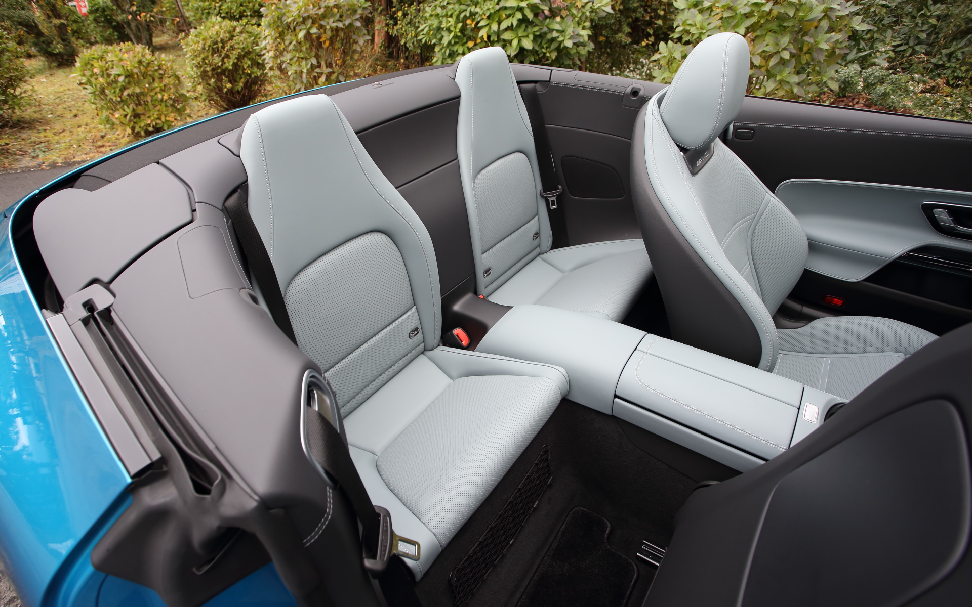 インテリアは「R129（1989年～2001年）」以来となる2＋2シートレイアウトが復活。100％デジタルのコックピットディスプレイを立体的なバイザーにぴったりとはめ込むなど、アナログ的幾何学フォルムとデジタル技術を融合した「ハイパーアナログ」と呼ばれるデザインを採用。センターコンソールに配置した角度調整式メディアディスプレイにいたるまで、ドライバー重視のデザインとし、300 SLのデザインをオマージュしながらもラグジュアリーで快適な空間を両立したという。なお、リアシートは身長150cmまでと制限がある