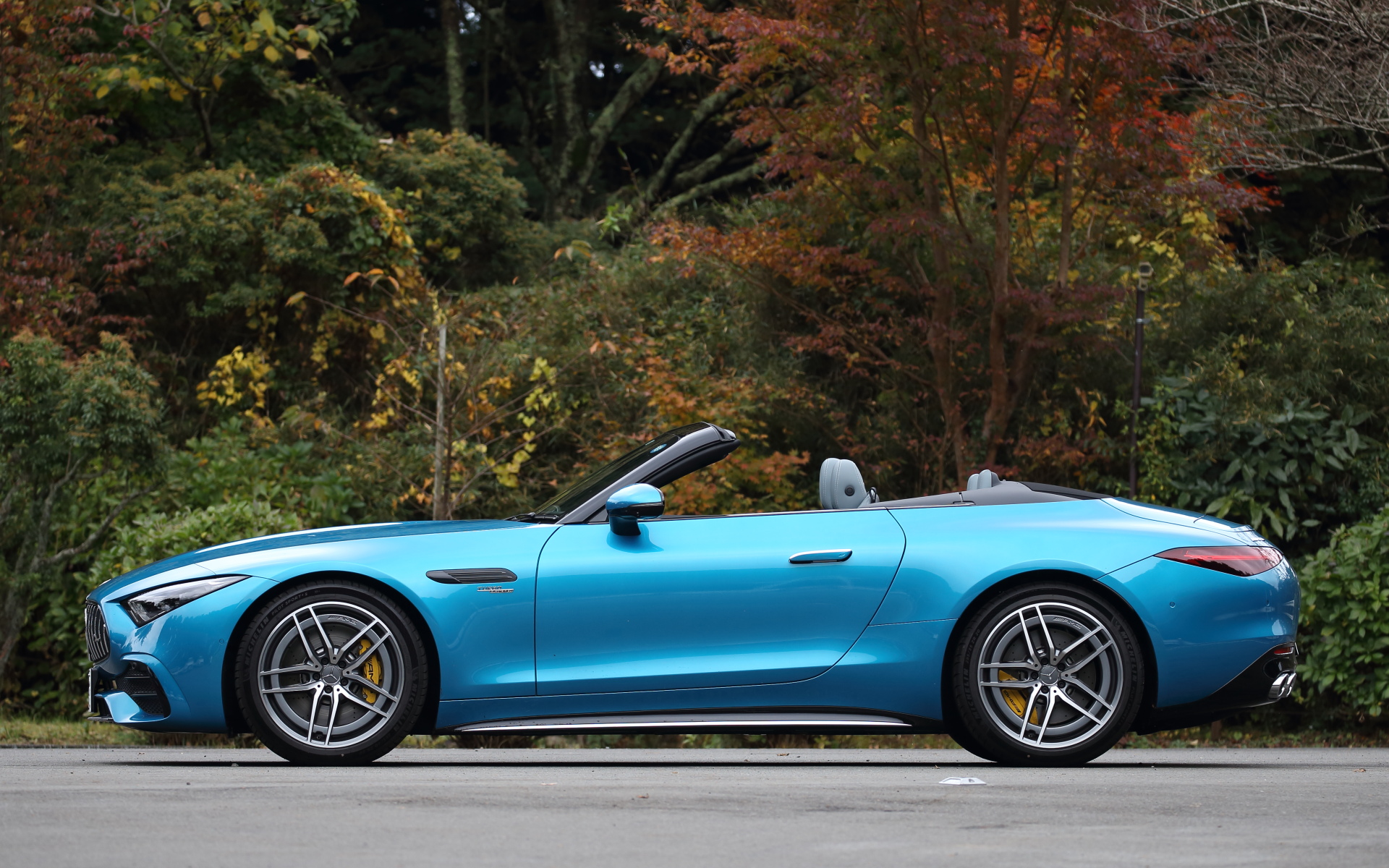 ルーフについては新型SLがスポーツ性をより重視したポジショニングを与えられたことから、先代の金属製バリオルーフから電動ソフトトップにスイッチ。これにより21kgも軽くなり、合わせて重心も低くなった。開閉は約15秒で完了し、60km/hまでであれば走行中でも開閉可能