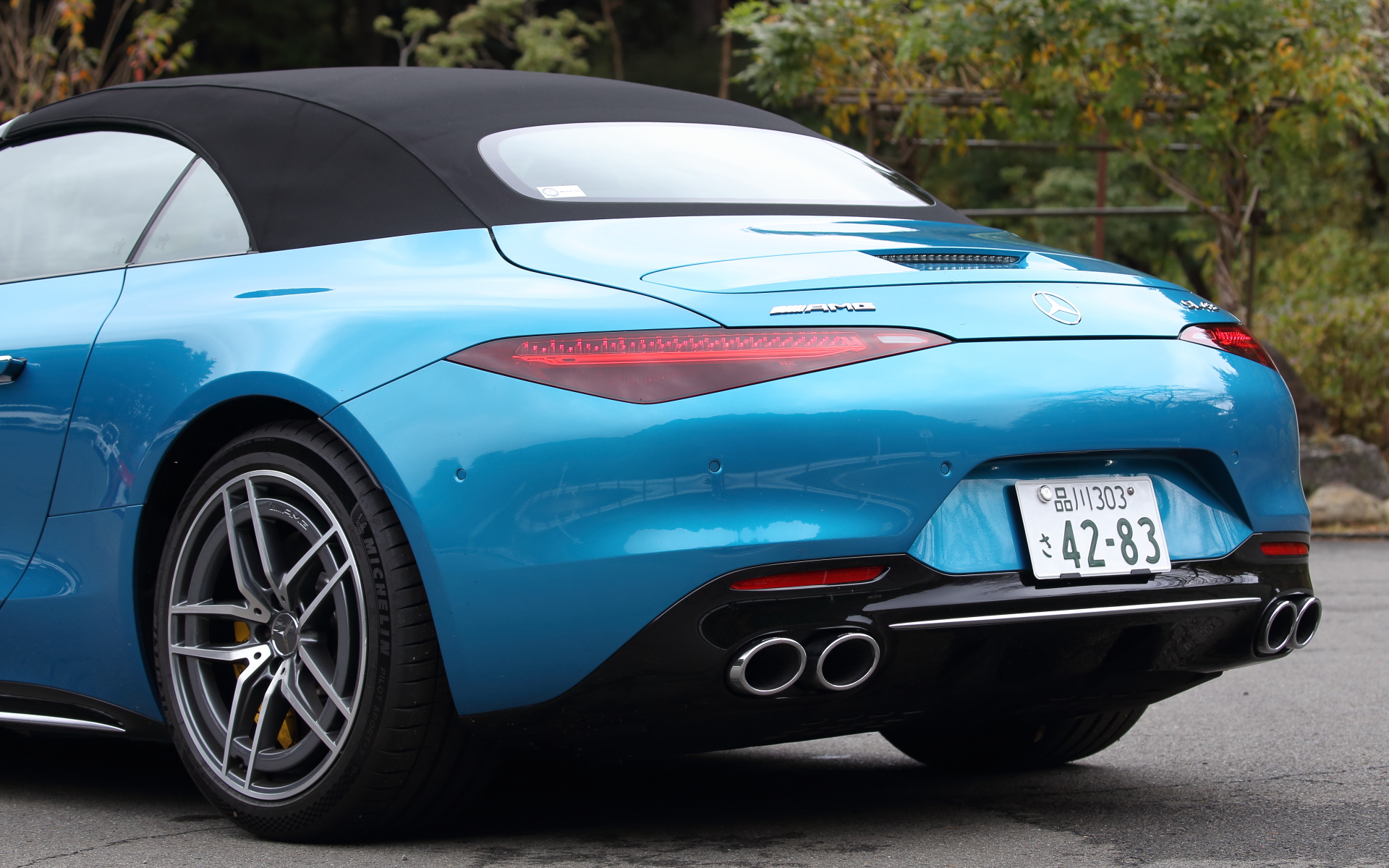 エクステリアではボンネットのパワードームなど、随所にSLの伝統を受け継ぐ特徴的な要素が施される。足下は20インチAMG5ツインスポークアルミホイールにミシュラン「パイロット スポーツ 4S」（フロント265/40ZR20、リア295/35ZR20）をセット。トランク部に備わるリトラクタブルリアスポイラーは速度に応じて展開し、80～140km/hは6度、140～160km/hは11度、160km/h～最高速度は17度、120km/h～最高速度でダイナミックな走りが検知された場合は22度まで傾けて、最大のダウンフォースを発生させる