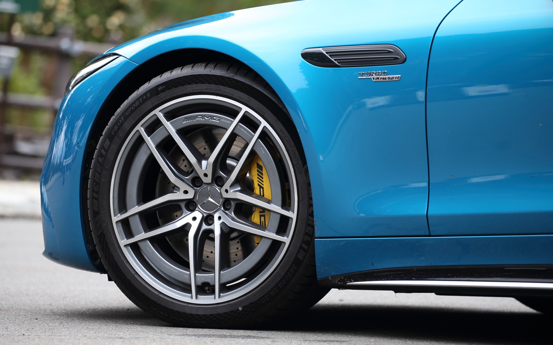 エクステリアではボンネットのパワードームなど、随所にSLの伝統を受け継ぐ特徴的な要素が施される。足下は20インチAMG5ツインスポークアルミホイールにミシュラン「パイロット スポーツ 4S」（フロント265/40ZR20、リア295/35ZR20）をセット。トランク部に備わるリトラクタブルリアスポイラーは速度に応じて展開し、80～140km/hは6度、140～160km/hは11度、160km/h～最高速度は17度、120km/h～最高速度でダイナミックな走りが検知された場合は22度まで傾けて、最大のダウンフォースを発生させる