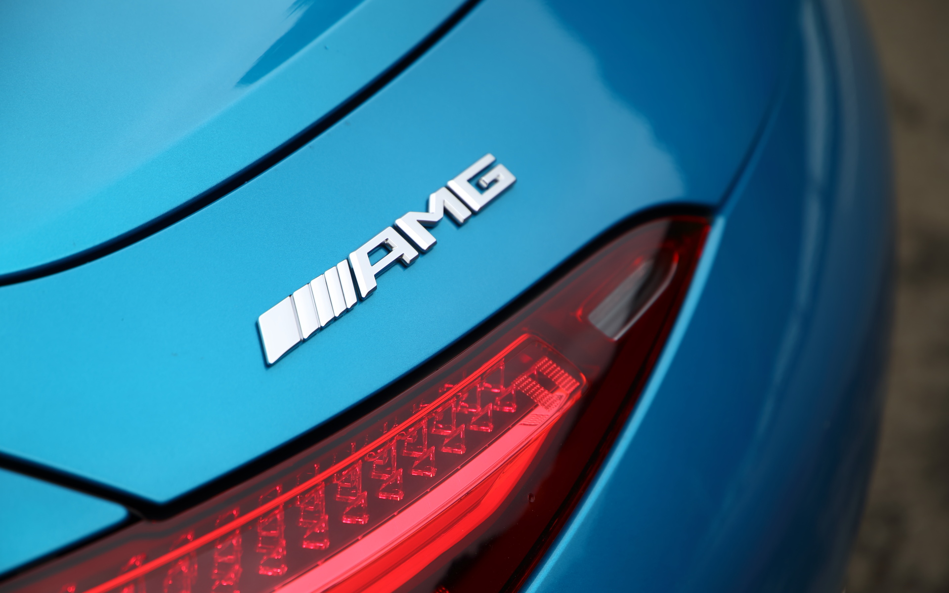 エクステリアではボンネットのパワードームなど、随所にSLの伝統を受け継ぐ特徴的な要素が施される。足下は20インチAMG5ツインスポークアルミホイールにミシュラン「パイロット スポーツ 4S」（フロント265/40ZR20、リア295/35ZR20）をセット。トランク部に備わるリトラクタブルリアスポイラーは速度に応じて展開し、80～140km/hは6度、140～160km/hは11度、160km/h～最高速度は17度、120km/h～最高速度でダイナミックな走りが検知された場合は22度まで傾けて、最大のダウンフォースを発生させる