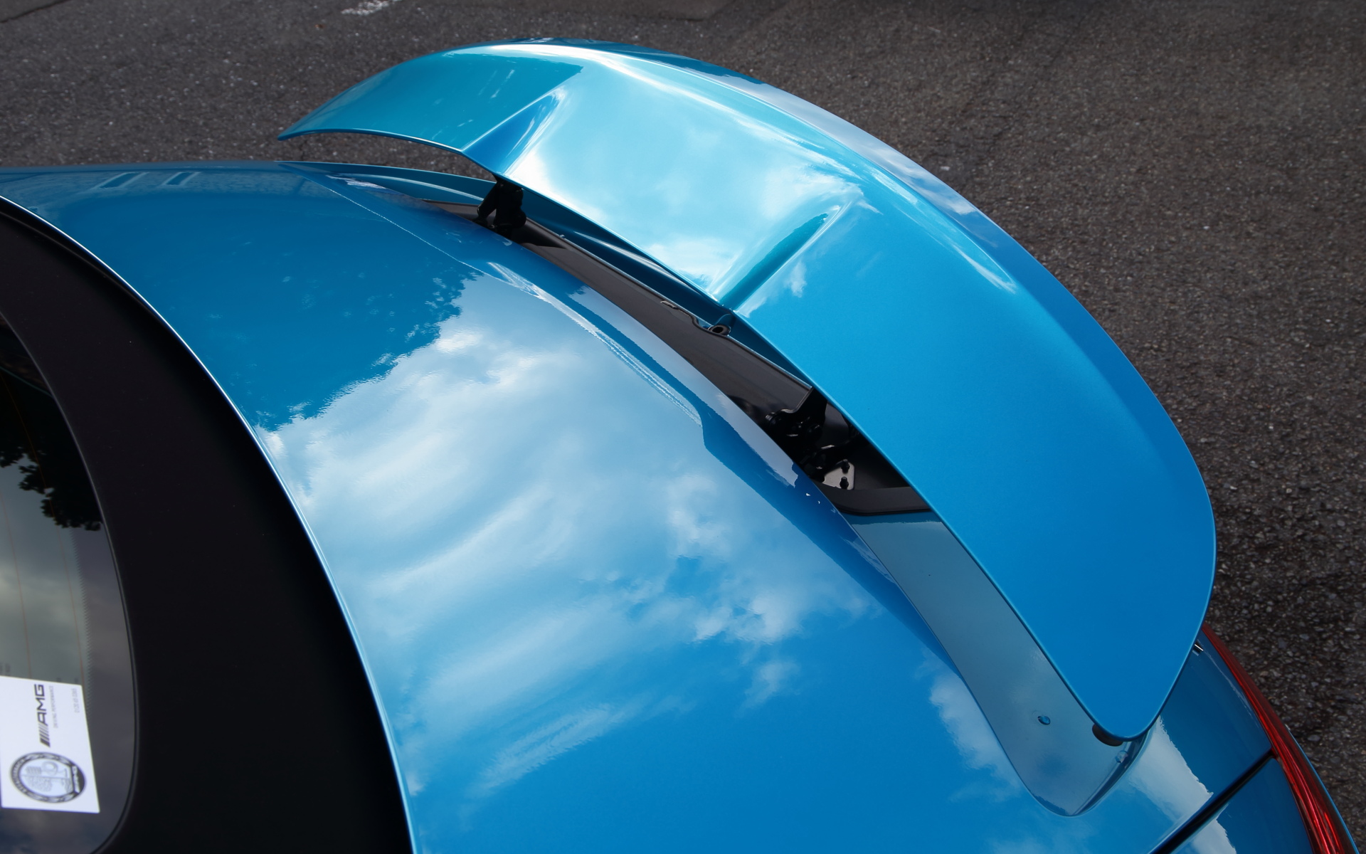 エクステリアではボンネットのパワードームなど、随所にSLの伝統を受け継ぐ特徴的な要素が施される。足下は20インチAMG5ツインスポークアルミホイールにミシュラン「パイロット スポーツ 4S」（フロント265/40ZR20、リア295/35ZR20）をセット。トランク部に備わるリトラクタブルリアスポイラーは速度に応じて展開し、80～140km/hは6度、140～160km/hは11度、160km/h～最高速度は17度、120km/h～最高速度でダイナミックな走りが検知された場合は22度まで傾けて、最大のダウンフォースを発生させる