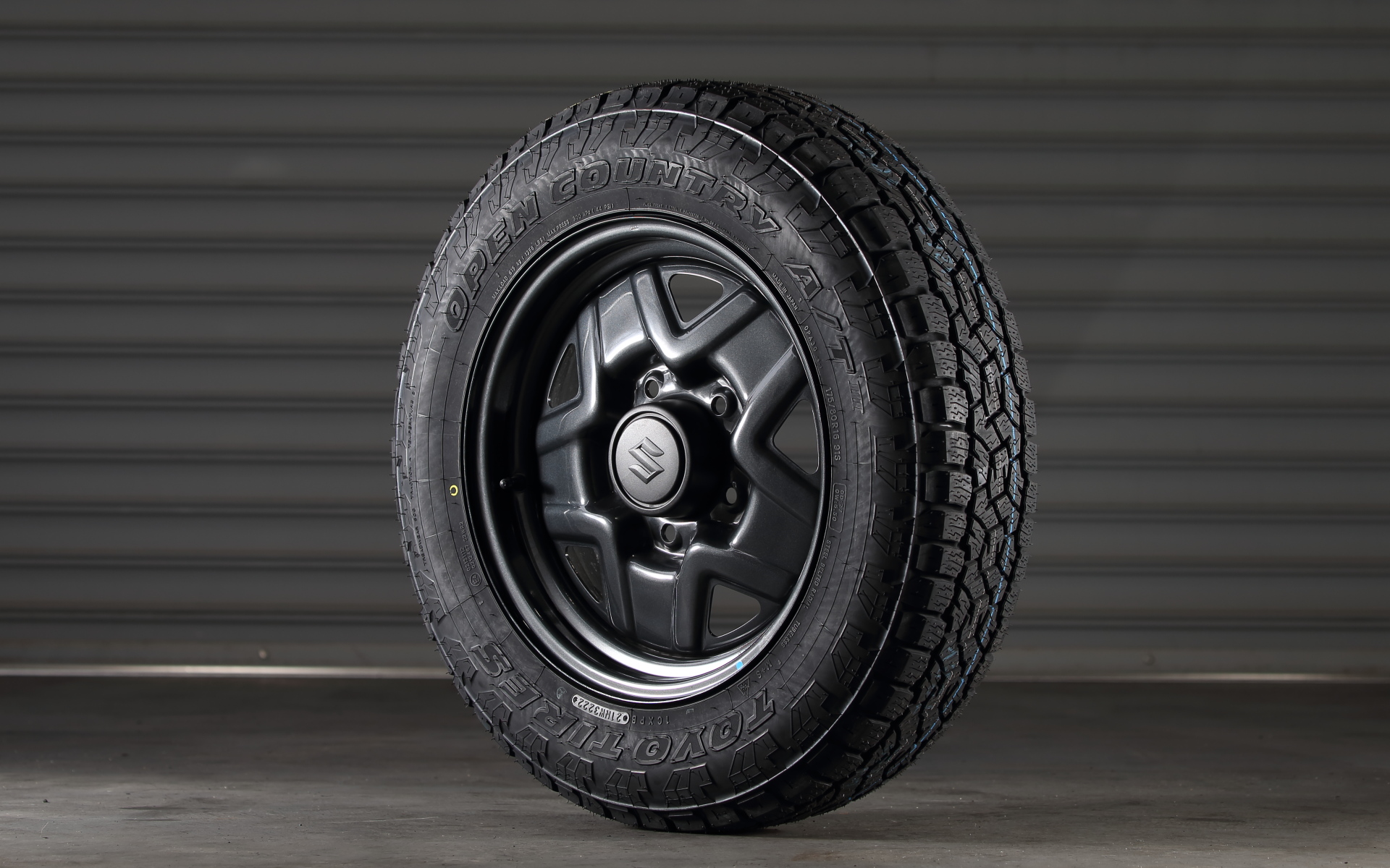 OPEN COUNTRY A/T IIIは、さまざまな気象条件や路面状況での走行にバランスよく対応するオールテレーンタイプ。トレッド部に大きなブロックを配置した力強いパターンデザインを採用し、一般道での操縦安定性と快適性を確保するとともに、キャンプ場など凸凹のある路面や林道などに入った際にも安定した走行をサポートしてくれる。また、降雪時における性能も向上しており、圧雪路でのブレーキング性能が従来品（OPEN COUNTRY A/T plus）比で13％良化するとともに、「スノーフレークマーク」の要件を満たし、季節を問わず国内におけるSUVの用途に対応する