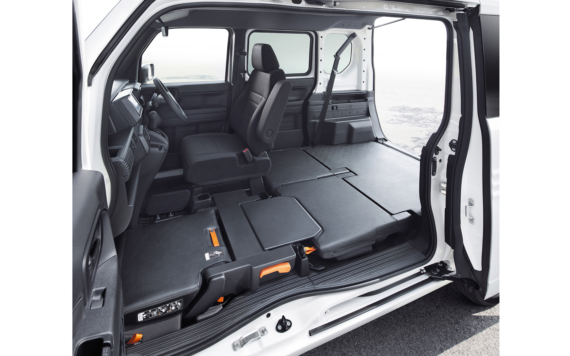 現行N-VANでは助手席ピラーレスによる大開口を実現