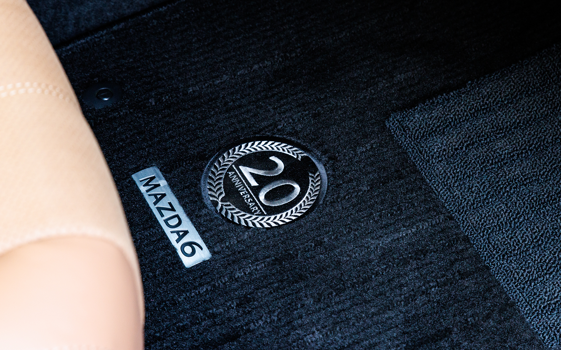 20th Anniversaryマークの刺繍入りフロアマット（ショップオプション）