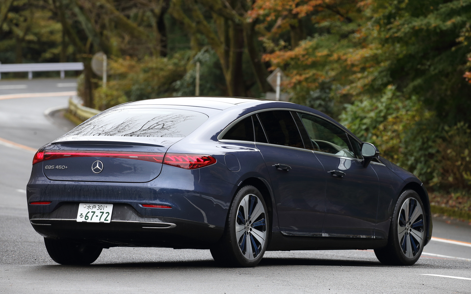 「EQS 450＋」（1578万円）はリアアクスルに電動パワートレーンを搭載し、最高出力245kW（333PS）を発生。容量107.8kWhのリチウムイオンバッテリを搭載し、航続可能距離は日本で販売されているEVの中で最長となる700km（WLTCモード一充電走行距離）を達成。充電については6.0kWまでの交流普通充電（200V・30A充電の場合）と、150kWまでの直流急速充電（CHAdeMO規格）に対応する。ボディサイズは5225×1925×1520mm（全長×全幅×全高）、ホイールベースは3210mm。空気の流れを最適化することによりCd値0.20という量産自動車での最高値を達成している