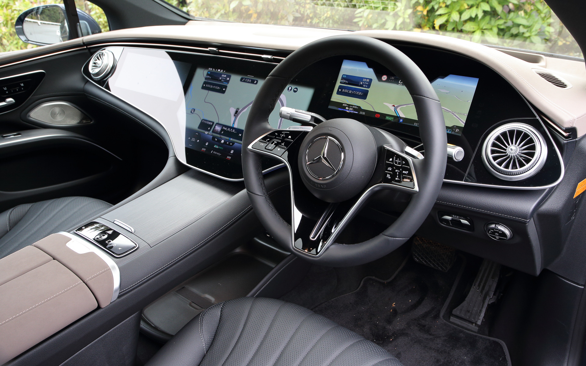 インテリアデザインはデジタルな要素を取り入れ、3枚の高精細パネル（コクピットディスプレイ、有機ELメディアディスプレイ、有機ELフロントディスプレイ［助手席］）とダッシュボード全体を1枚のガラスで覆うワイドスクリーンで構成されるMBUXハイパースクリーンを採用。そのまわりを細いシルバーのフレーム、エアアウトレットを組み込んだルーバー状のトリムなどで囲んだ。EQS 450＋にはデザインはシンプルながら造形美にこだわったシートを採用。サイドサポートのラップアラウンド形状は、乗員の体を支えるとともに、シートの中央部とのコントラストによる立体感を生み出している