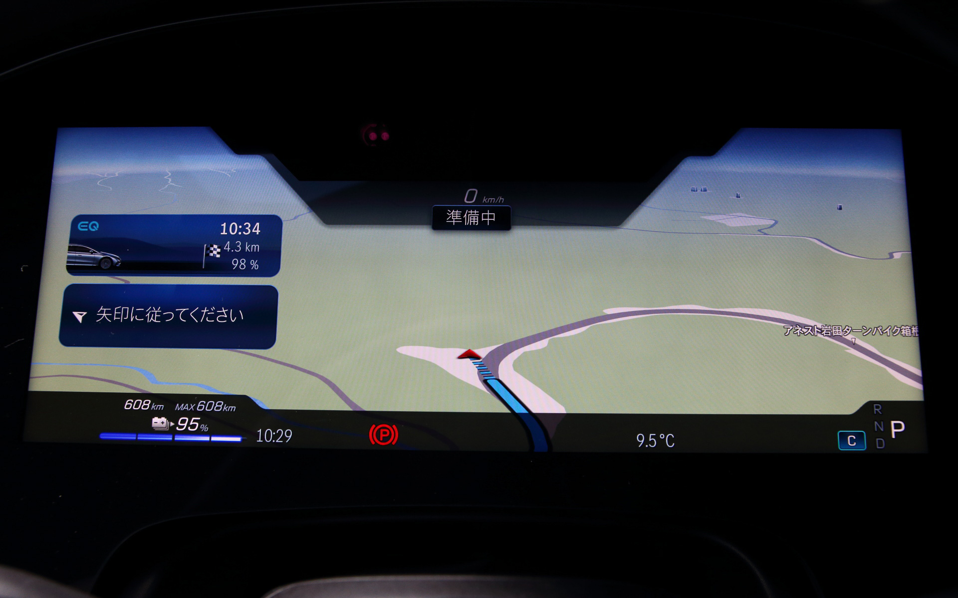 インテリアデザインはデジタルな要素を取り入れ、3枚の高精細パネル（コクピットディスプレイ、有機ELメディアディスプレイ、有機ELフロントディスプレイ［助手席］）とダッシュボード全体を1枚のガラスで覆うワイドスクリーンで構成されるMBUXハイパースクリーンを採用。そのまわりを細いシルバーのフレーム、エアアウトレットを組み込んだルーバー状のトリムなどで囲んだ。EQS 450＋にはデザインはシンプルながら造形美にこだわったシートを採用。サイドサポートのラップアラウンド形状は、乗員の体を支えるとともに、シートの中央部とのコントラストによる立体感を生み出している