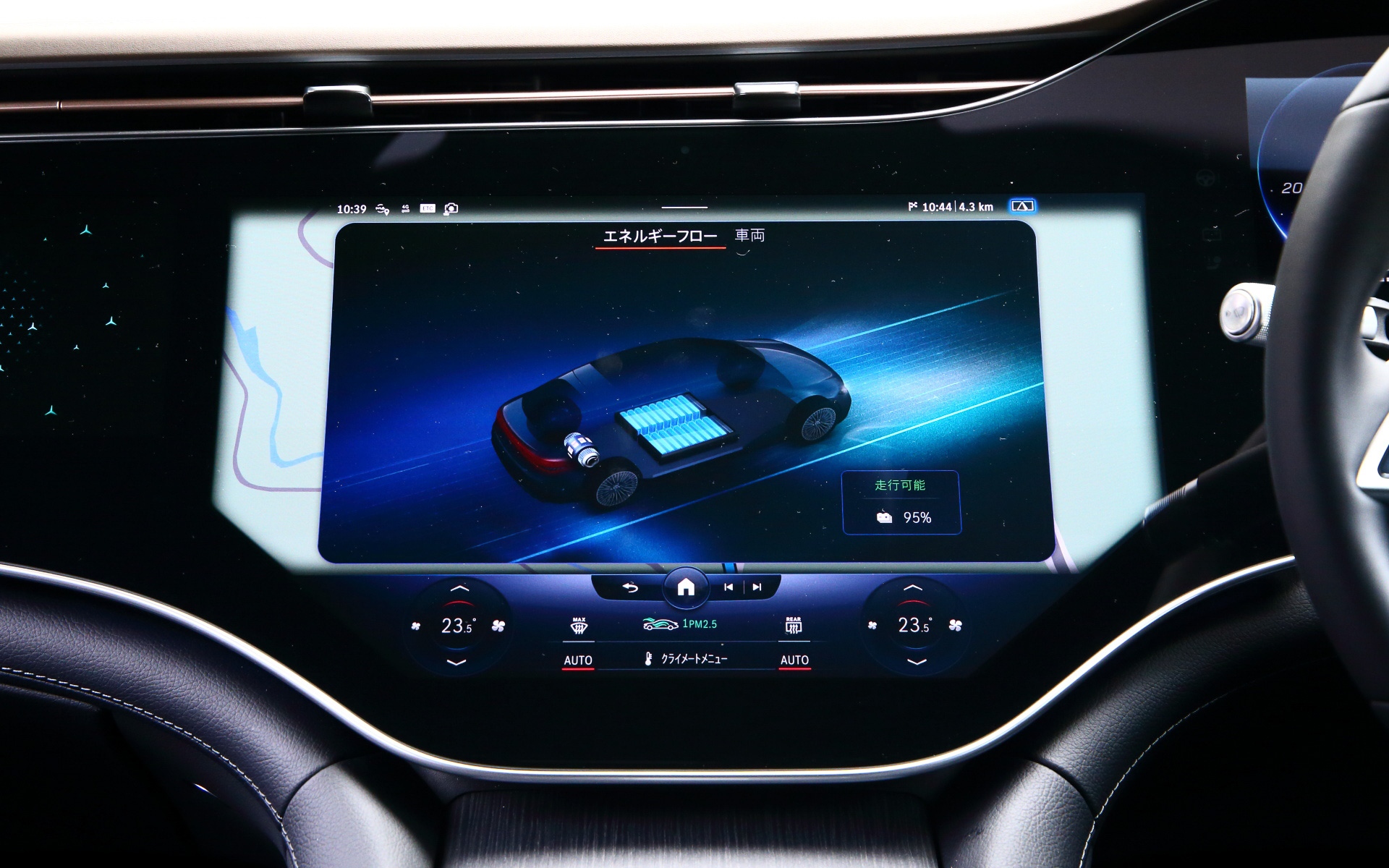 インテリアデザインはデジタルな要素を取り入れ、3枚の高精細パネル（コクピットディスプレイ、有機ELメディアディスプレイ、有機ELフロントディスプレイ［助手席］）とダッシュボード全体を1枚のガラスで覆うワイドスクリーンで構成されるMBUXハイパースクリーンを採用。そのまわりを細いシルバーのフレーム、エアアウトレットを組み込んだルーバー状のトリムなどで囲んだ。EQS 450＋にはデザインはシンプルながら造形美にこだわったシートを採用。サイドサポートのラップアラウンド形状は、乗員の体を支えるとともに、シートの中央部とのコントラストによる立体感を生み出している