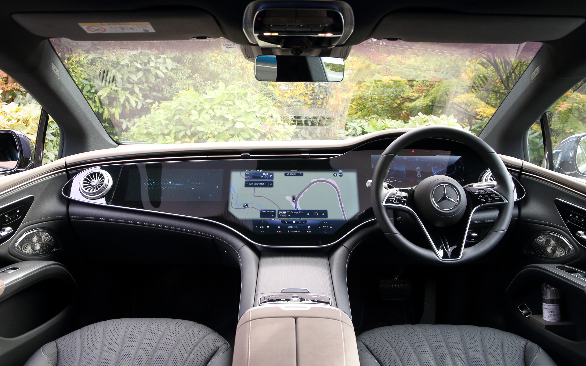 インテリアデザインはデジタルな要素を取り入れ、3枚の高精細パネル（コクピットディスプレイ、有機ELメディアディスプレイ、有機ELフロントディスプレイ［助手席］）とダッシュボード全体を1枚のガラスで覆うワイドスクリーンで構成されるMBUXハイパースクリーンを採用。そのまわりを細いシルバーのフレーム、エアアウトレットを組み込んだルーバー状のトリムなどで囲んだ。EQS 450＋にはデザインはシンプルながら造形美にこだわったシートを採用。サイドサポートのラップアラウンド形状は、乗員の体を支えるとともに、シートの中央部とのコントラストによる立体感を生み出している