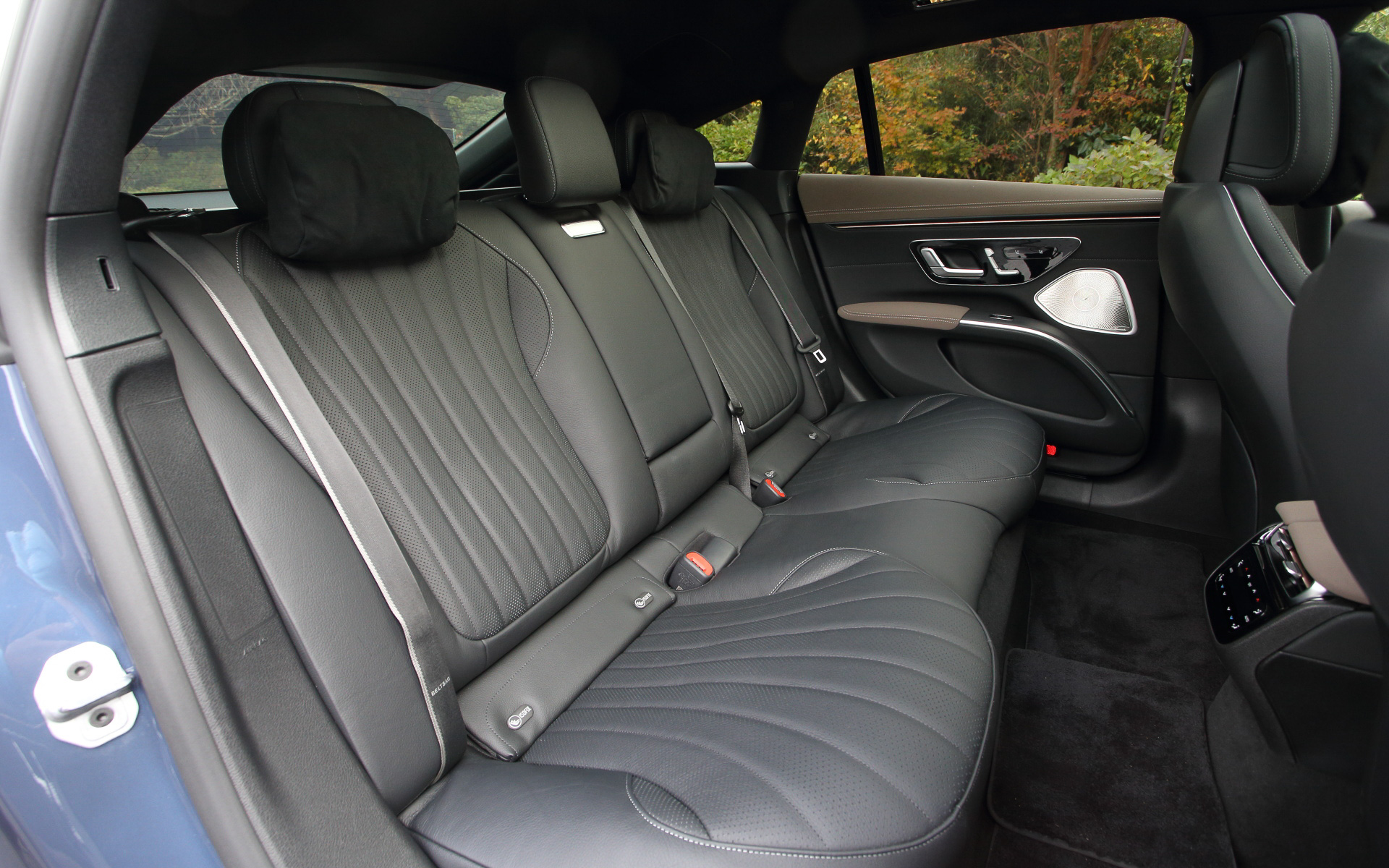 インテリアデザインはデジタルな要素を取り入れ、3枚の高精細パネル（コクピットディスプレイ、有機ELメディアディスプレイ、有機ELフロントディスプレイ［助手席］）とダッシュボード全体を1枚のガラスで覆うワイドスクリーンで構成されるMBUXハイパースクリーンを採用。そのまわりを細いシルバーのフレーム、エアアウトレットを組み込んだルーバー状のトリムなどで囲んだ。EQS 450＋にはデザインはシンプルながら造形美にこだわったシートを採用。サイドサポートのラップアラウンド形状は、乗員の体を支えるとともに、シートの中央部とのコントラストによる立体感を生み出している