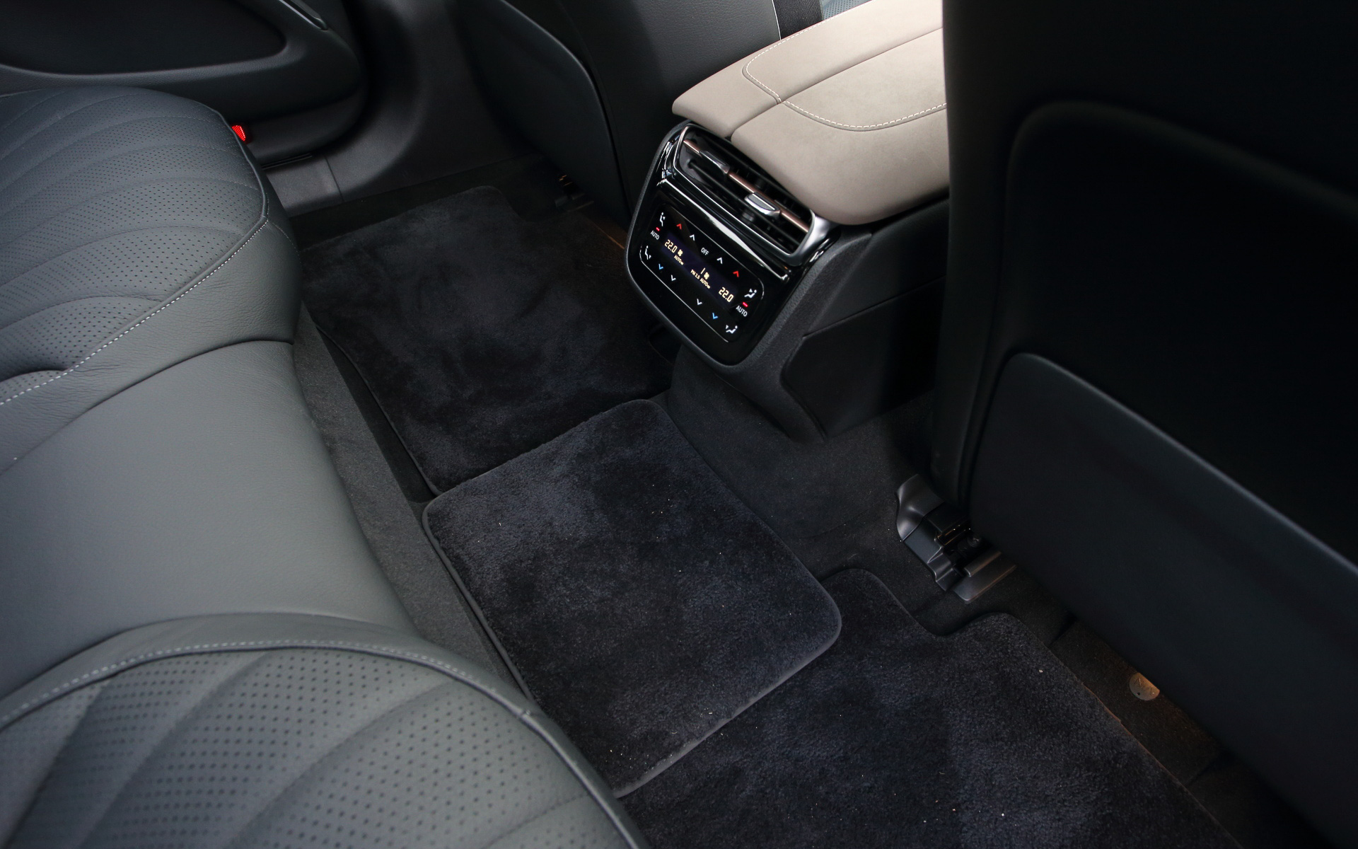 インテリアデザインはデジタルな要素を取り入れ、3枚の高精細パネル（コクピットディスプレイ、有機ELメディアディスプレイ、有機ELフロントディスプレイ［助手席］）とダッシュボード全体を1枚のガラスで覆うワイドスクリーンで構成されるMBUXハイパースクリーンを採用。そのまわりを細いシルバーのフレーム、エアアウトレットを組み込んだルーバー状のトリムなどで囲んだ。EQS 450＋にはデザインはシンプルながら造形美にこだわったシートを採用。サイドサポートのラップアラウンド形状は、乗員の体を支えるとともに、シートの中央部とのコントラストによる立体感を生み出している