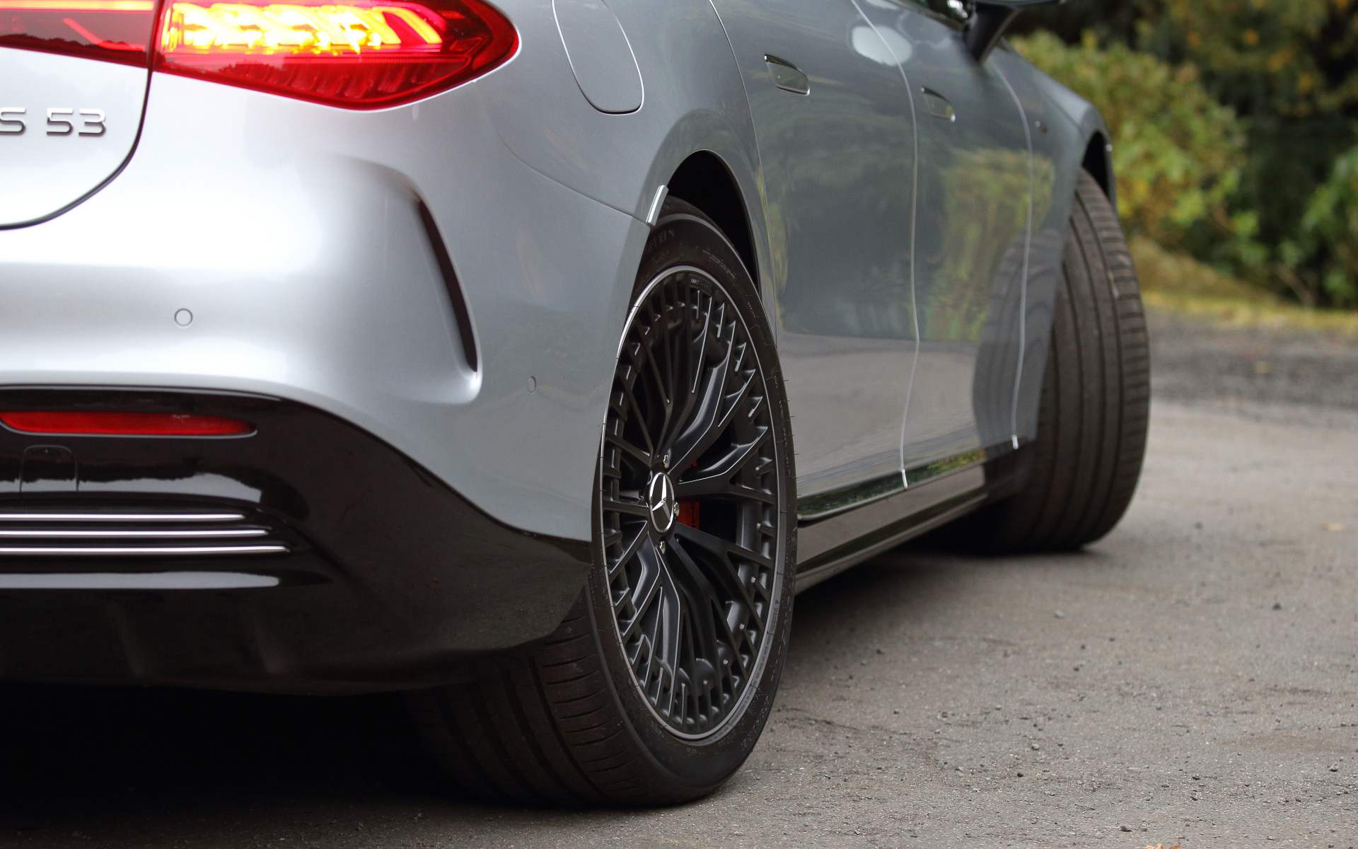 停車時でもステアリングを切ると後輪が切れる様子が見て取れる