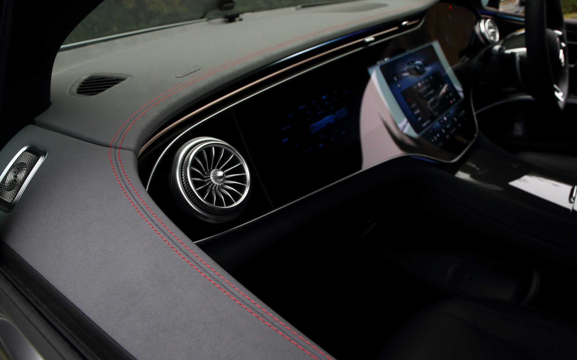 メルセデスAMG EQS 53 4MATIC＋のインテリアはレッドステッチやカーボンパーツの採用でスポーティなスタイル。ディスプレイの表示はTRACK PACE、Super sport、スポーティ、クラシック、ジェントル、ナビ、アシスト、サービスの8つが用意される