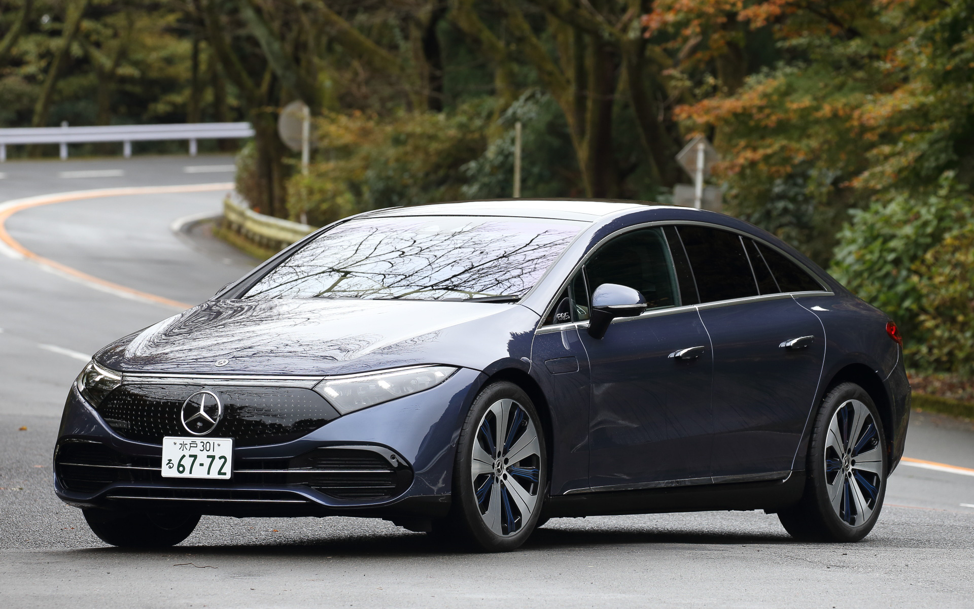 「EQS 450+」(1578万円)はリアアクスルに電動パワートレーンを搭載し、最高出力245kW(333PS)を発生。容量107.8kWhのリチウムイオンバッテリを搭載し、航続可能距離は日本で販売されているEVの中で最長となる700km(WLTCモード一充電走行距離)を達成。充電については6.0kWまでの交流普通充電(200V・30A充電の場合)と、150kWまでの直流急速充電(CHAdeMO規格)に対応する。ボディサイズは5225×1925×1520mm(全長×全幅×全高)、ホイールベースは3210mm。空気の流れを最適化することによりCd値0.20という量産自動車での最高値を達成している