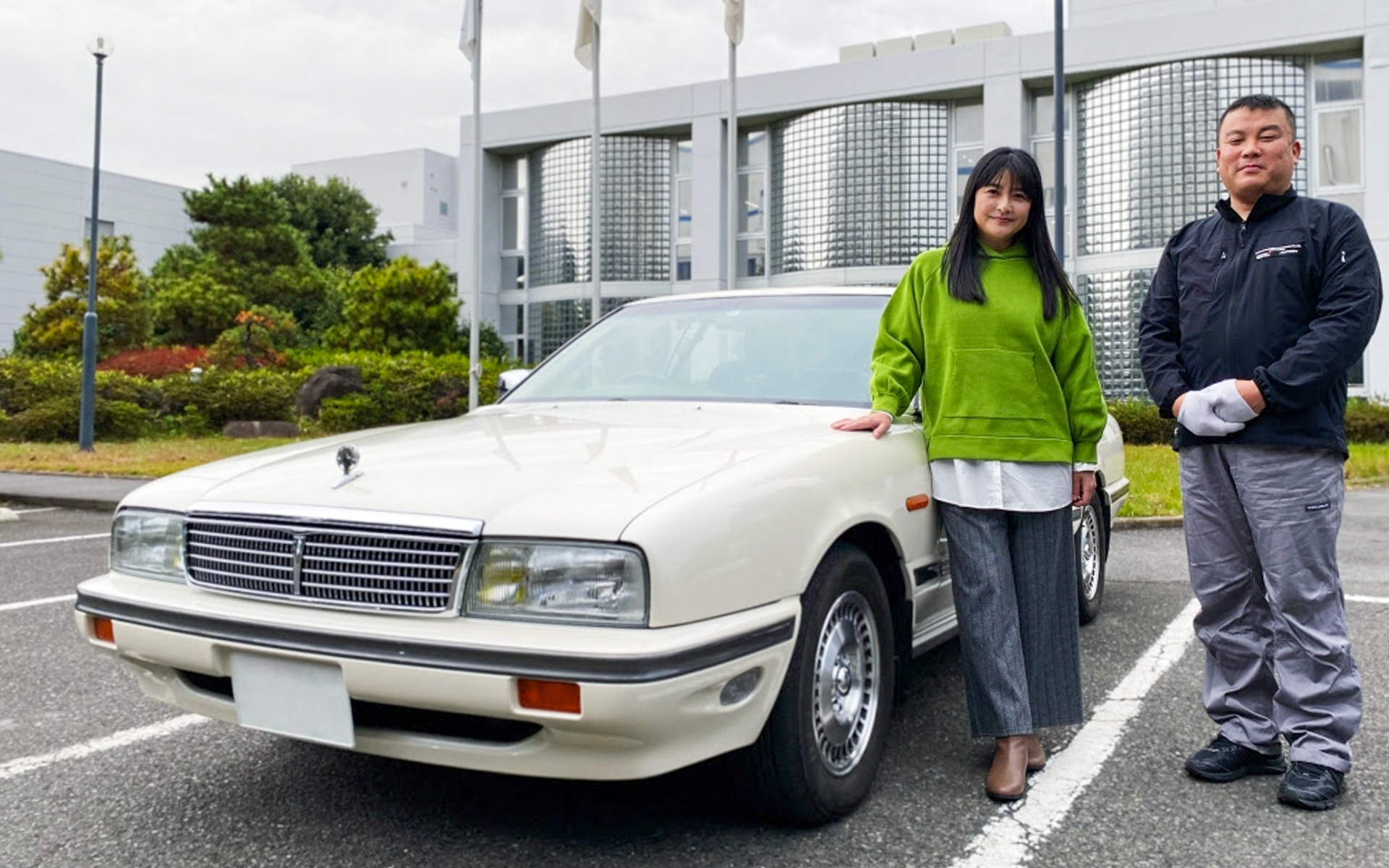 女優の伊藤かずえさんとレストア担当者の愛車「シーマ」