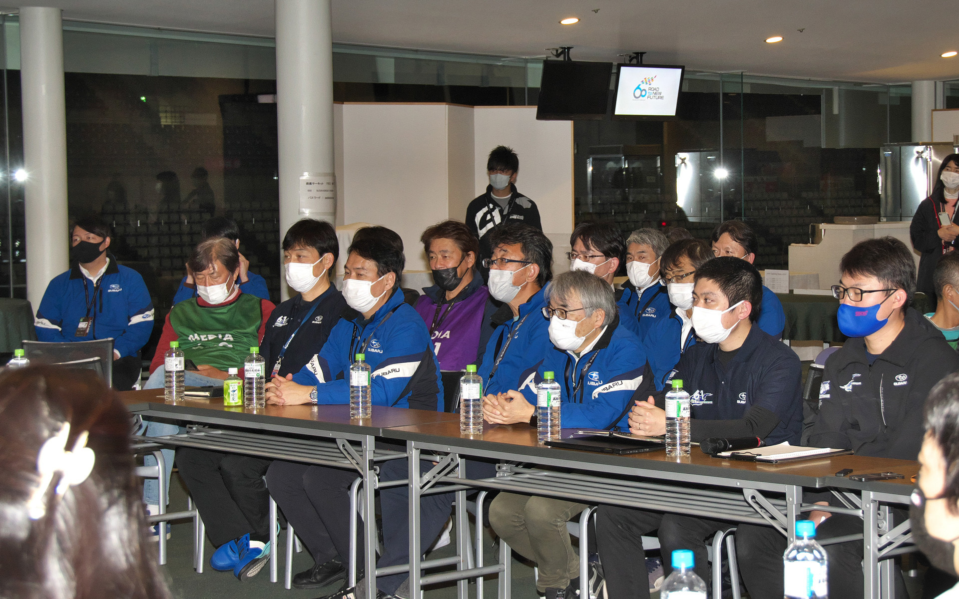 メーカー担当者らが集まる“ワイガヤ”と呼ばれるラウンドテーブル