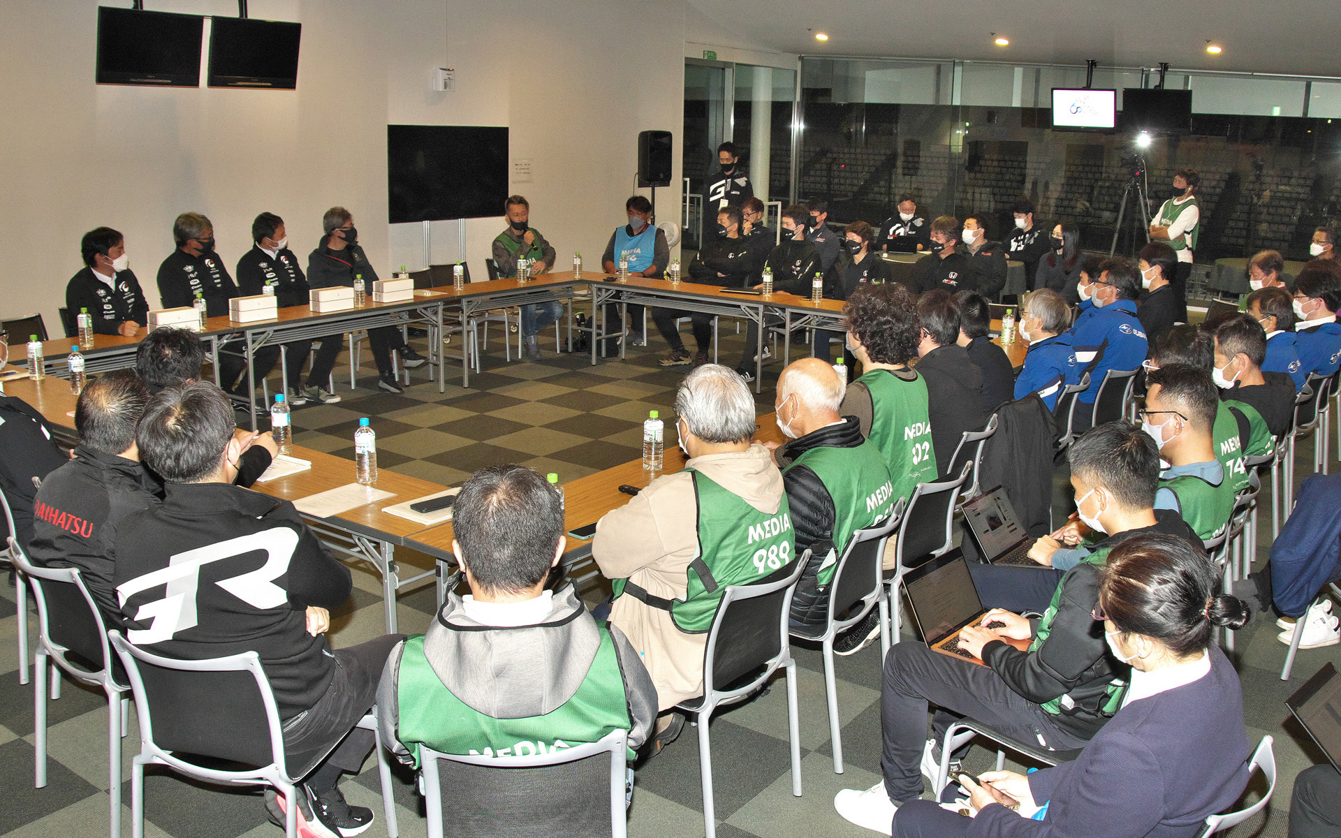 メーカー担当者らが集まる“ワイガヤ”と呼ばれるラウンドテーブル