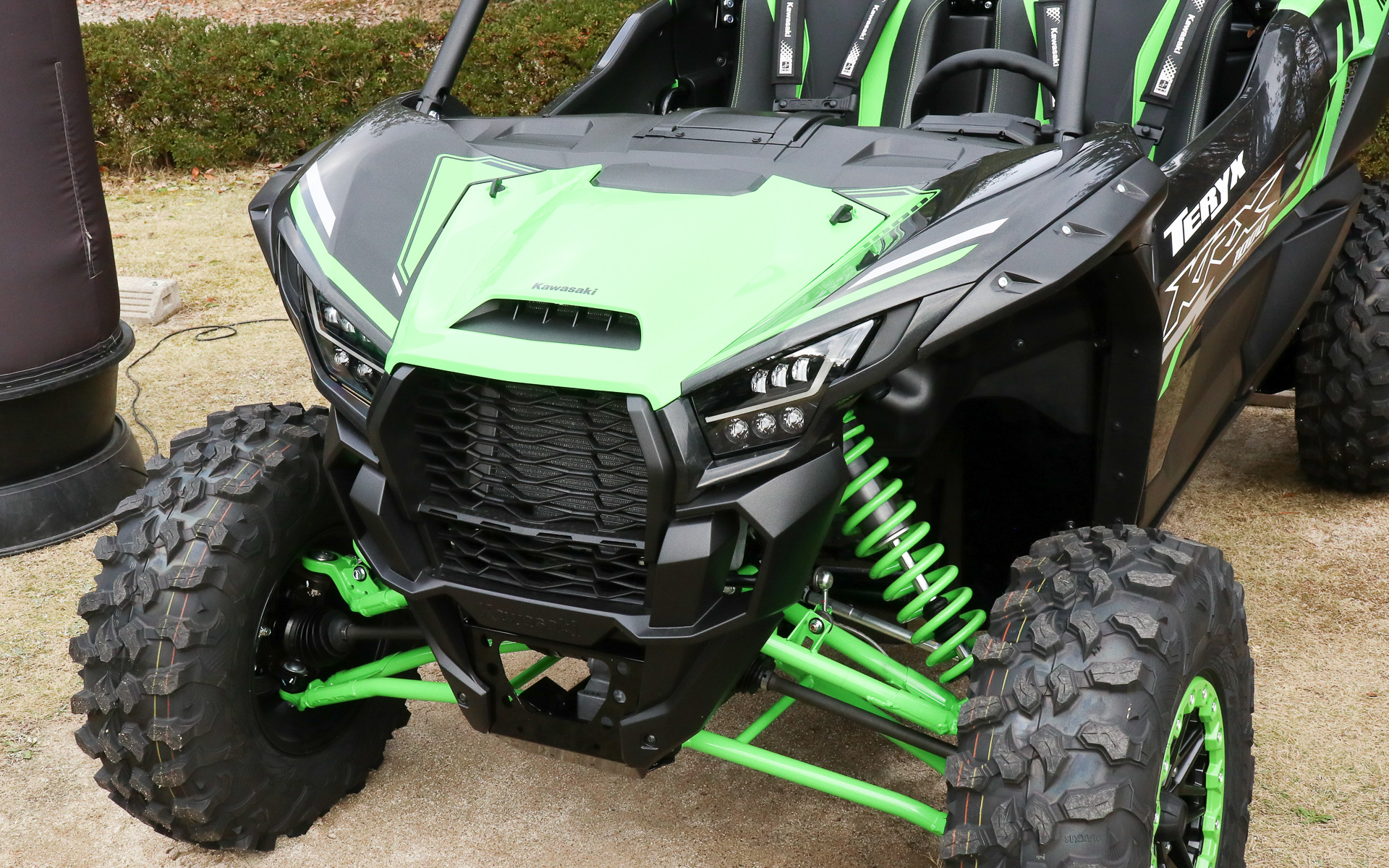 フロントサスペンションはダブルウィッシュボーン