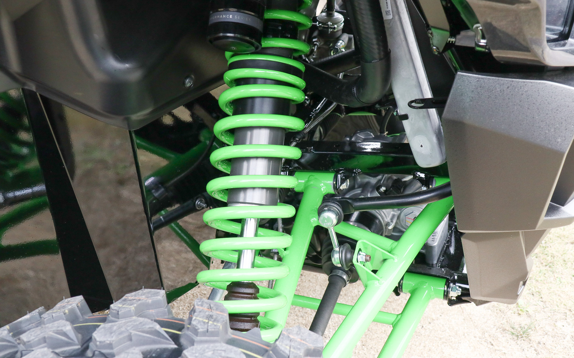 フロントサスペンションはダブルウィッシュボーン