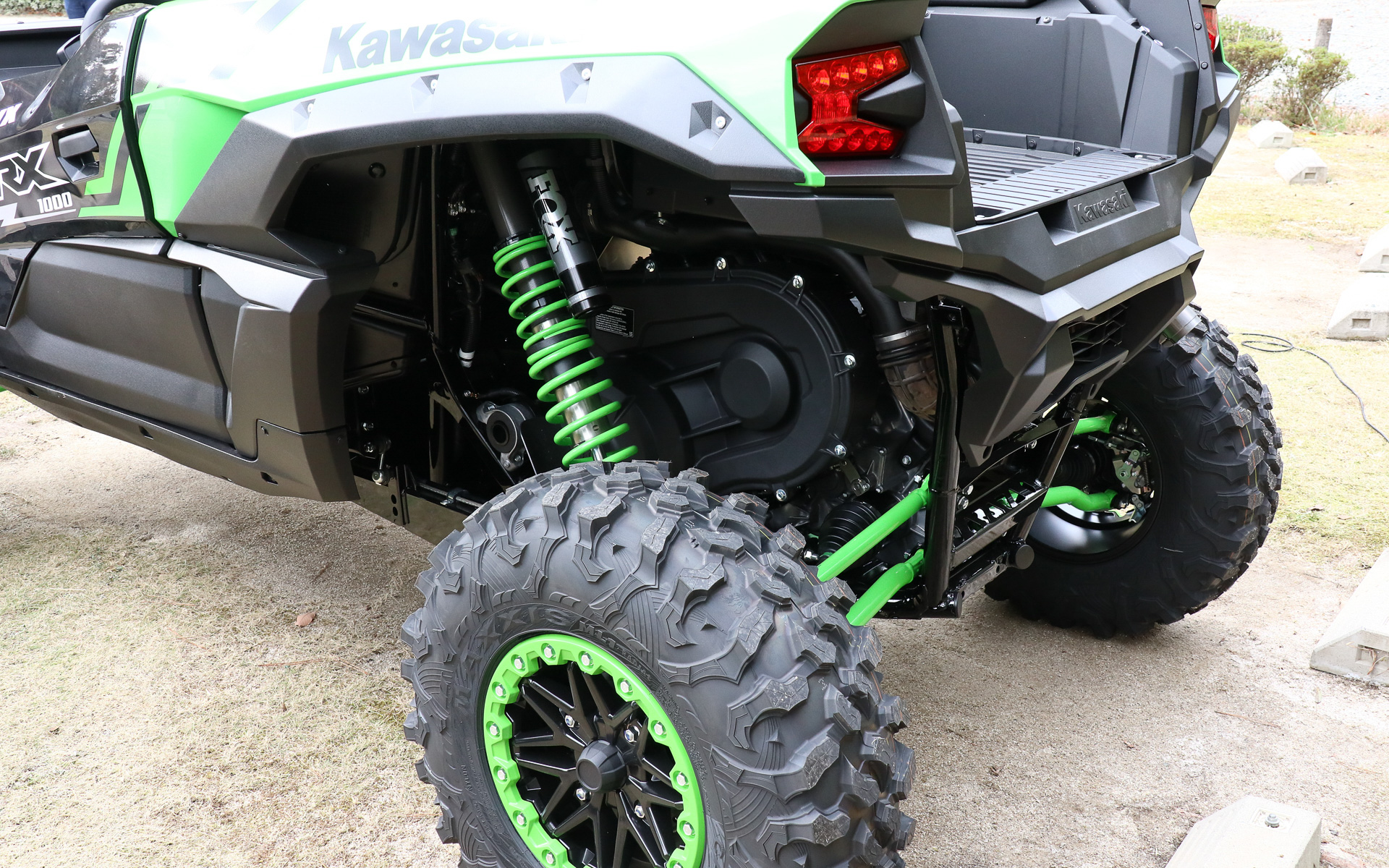 リアサスペンションは4リンクトレーリングアーム