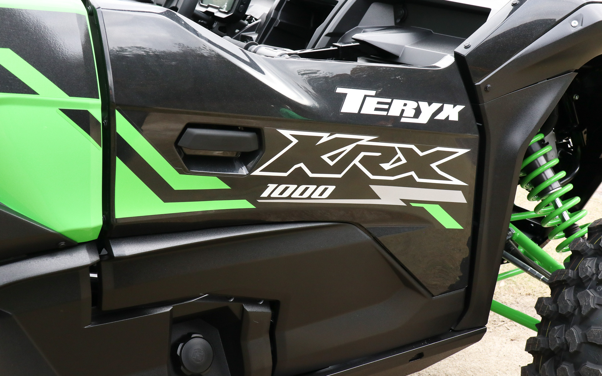 ドアには車名のデカールがある