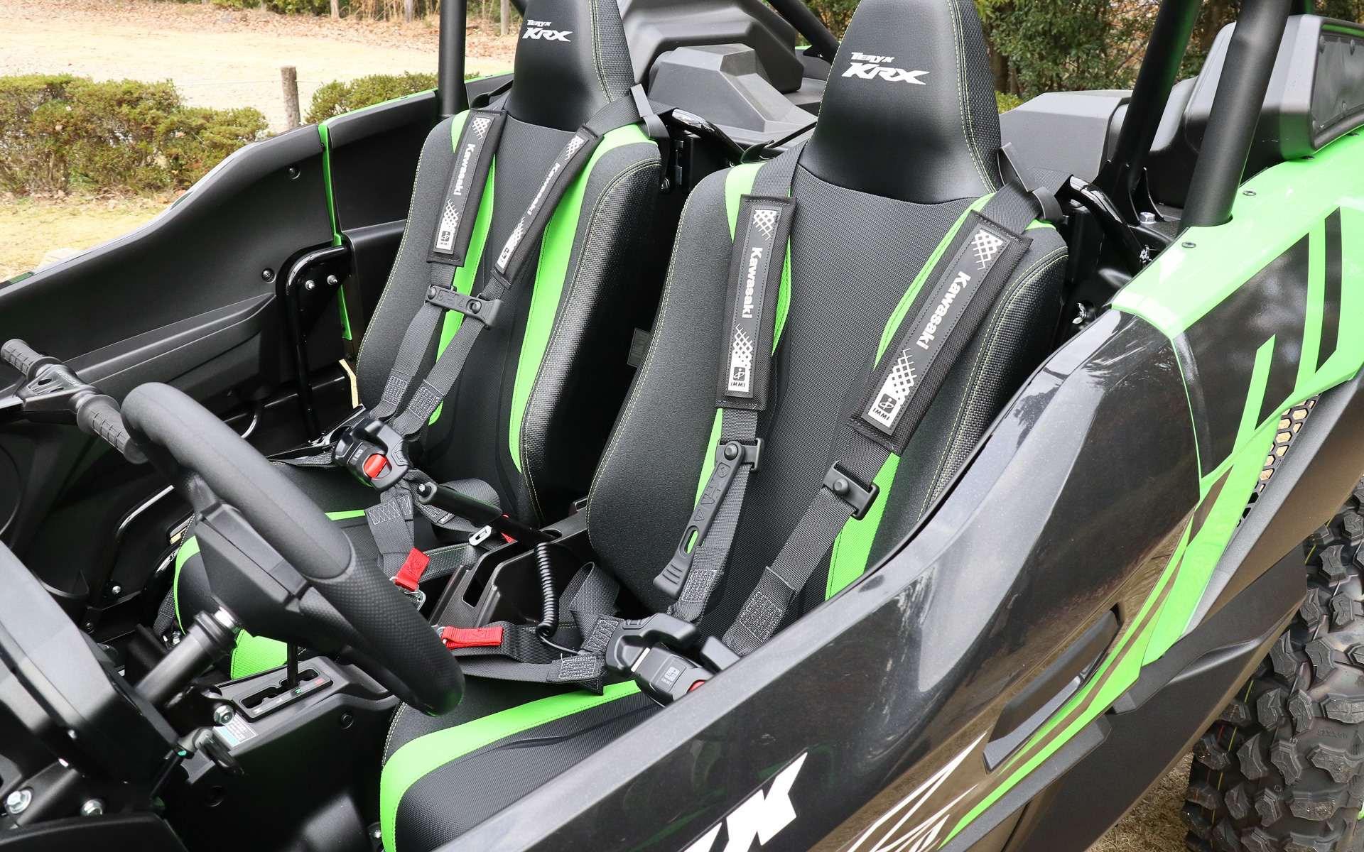 シートベルトは6点式が標準装備