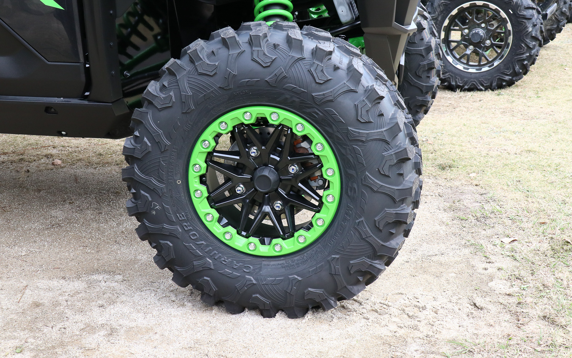 タイヤは31×10.00R15 8PR