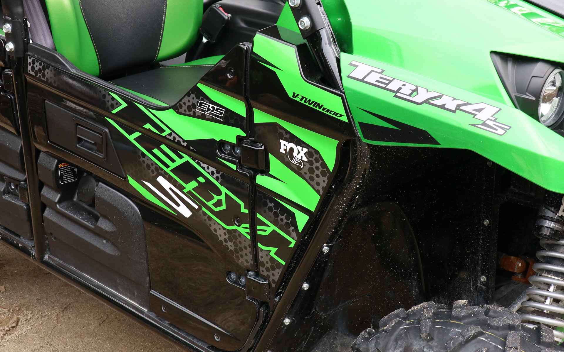 ドアに車名のデカール